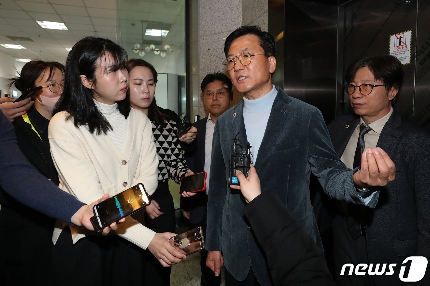 본문 이미지 - 양동호 대한의사협회 의료현안협의체 협상단장이 6일 오전 서울 중구 비즈허브 서울센터에서 열린 의료현안협의체에서 의대 증원 관련 입장만 발표한 후 그대로 회의장을 나선 뒤 취재진의 질문에 답하고 있다. 2024.2.6/뉴스1 ⓒ News1 이승배 기자