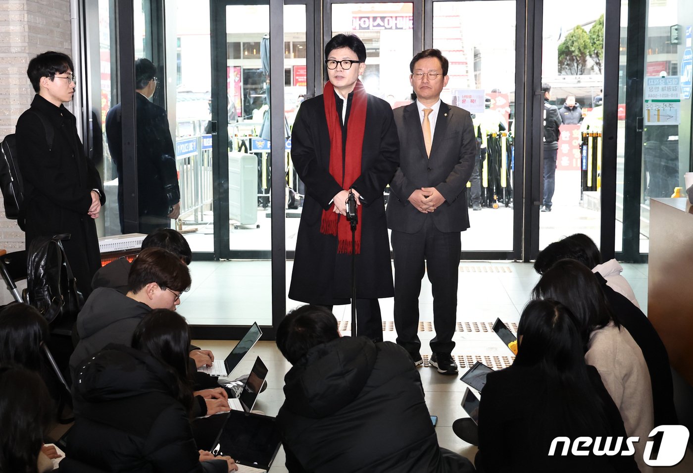 본문 이미지 - 한동훈 국민의힘 비상대책위원장이 6일 오전 서울 여의도 중앙당사로 출근하며 취재진의 질문에 답하고 있다. 2024.2.6/뉴스1 ⓒ News1 구윤성 기자