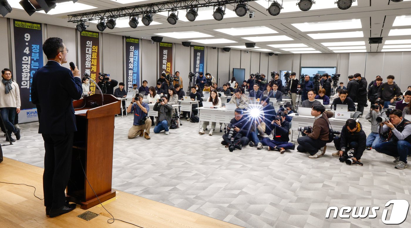 이필수 대한의사협회 회장이 6일 오전 서울 용산구 의협회관에서 &#39;정부의 일방적인 의대정원 증원 관련 대한의사협회 긴급 기자회견&#39;을 하고 있다. 2024.2.6/뉴스1 ⓒ News1 안은나 기자