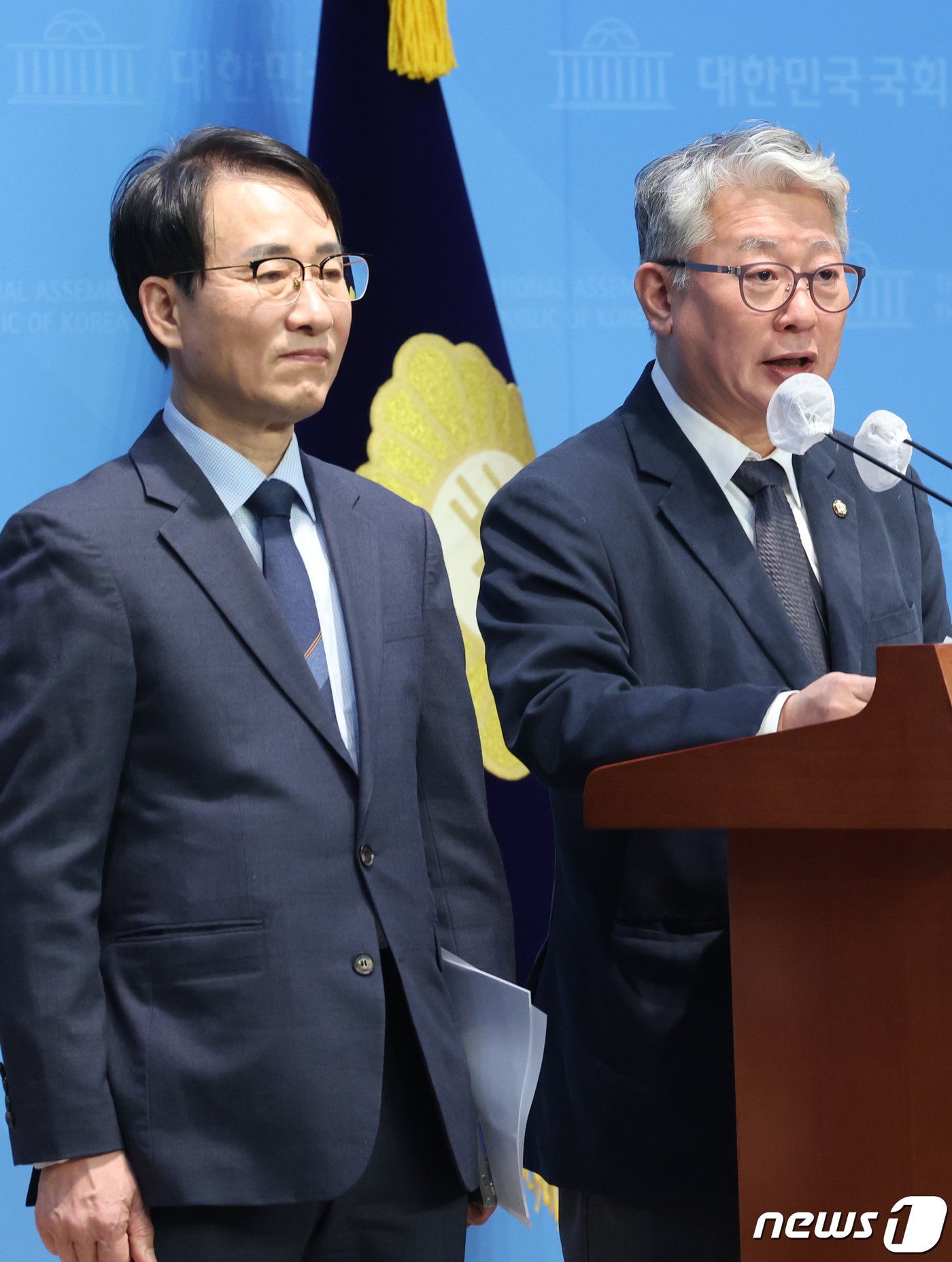 본문 이미지 - 더불어민주당 탈당파인 '원칙과상식'의 조응천·이원욱 의원이 6일 서울 여의도 국회 소통관에서 제3지대 대통합을 위한 '통합공천관리위원회' 구성을 제안 기자회견을 하고 있다. 2024.2.6/뉴스1 ⓒ News1 송원영 기자