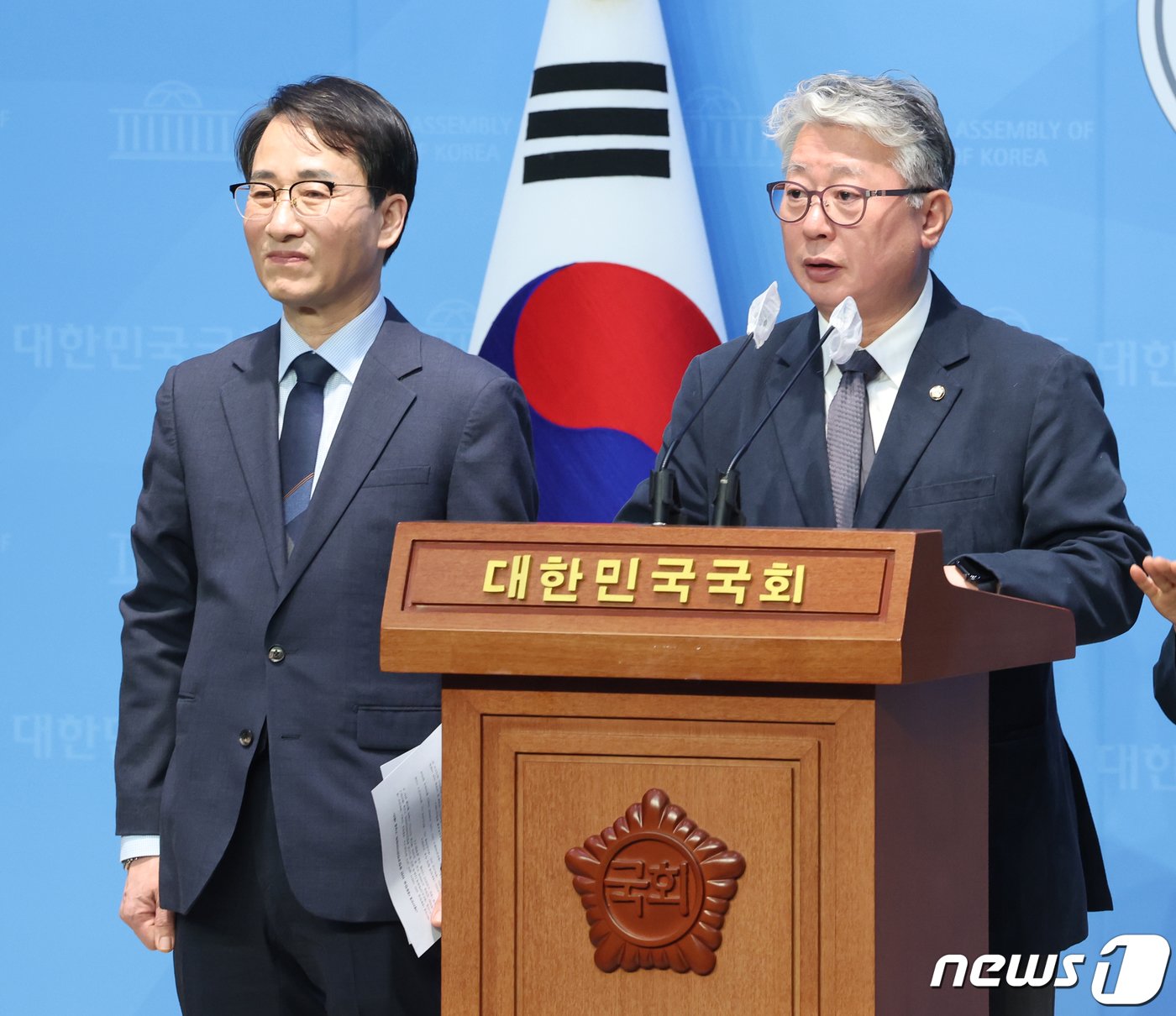 본문 이미지 - 더불어민주당 탈당파인 '원칙과상식'의 조응천·이원욱 의원이 6일 서울 여의도 국회 소통관에서 제3지대 대통합을 위한 '통합공천관리위원회' 구성을 제안 기자회견을 하고 있다. 2024.2.6/뉴스1 ⓒ News1 송원영 기자