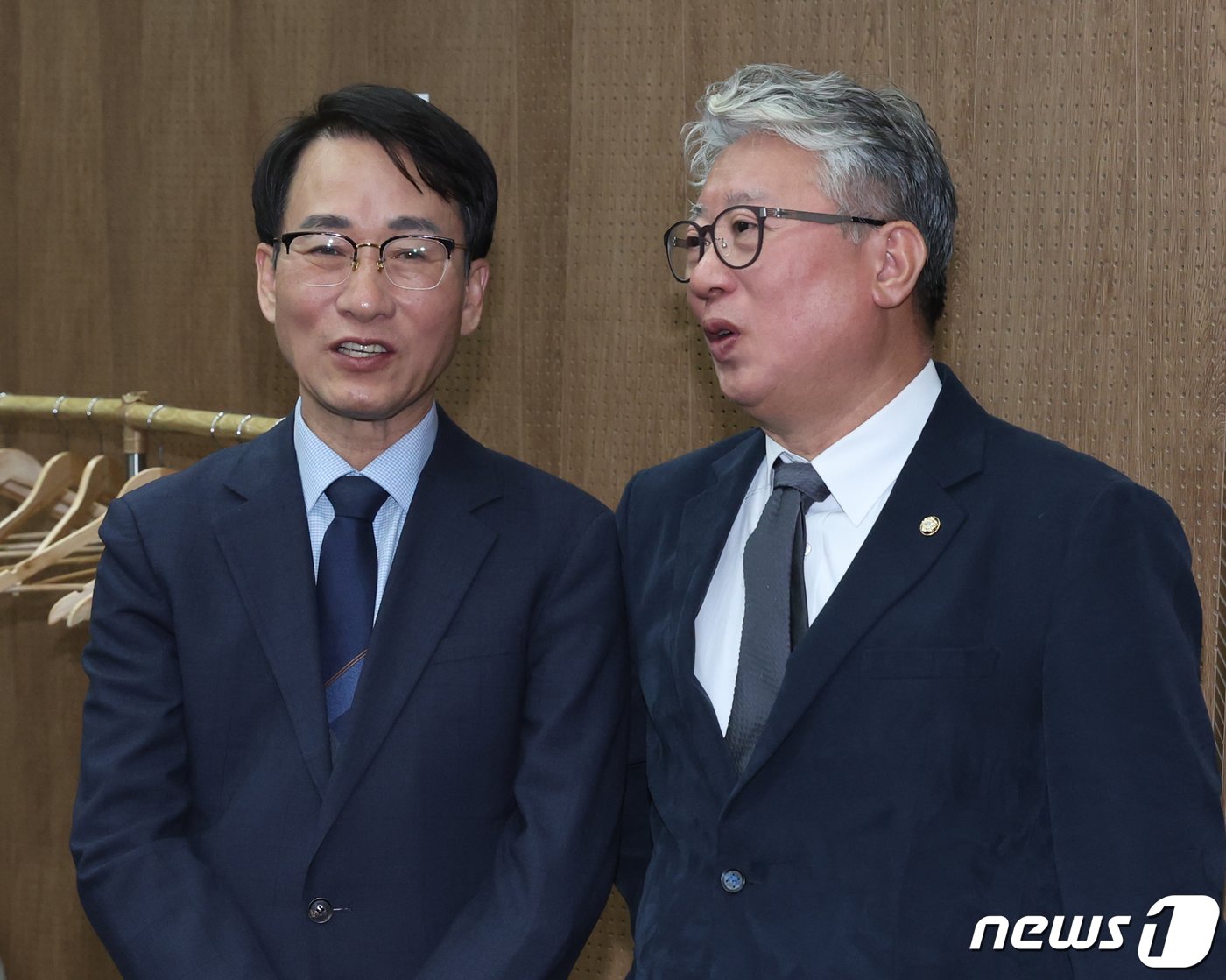 본문 이미지 - 더불어민주당 탈당파인 '원칙과상식'의 조응천·이원욱 의원이 6일 서울 여의도 국회 소통관에서 제3지대 대통합을 위한 '통합공천관리위원회' 구성을 제안하는 기자회견을 앞두고 대화를 하고 있다. 2024.2.6/뉴스1 ⓒ News1 송원영 기자