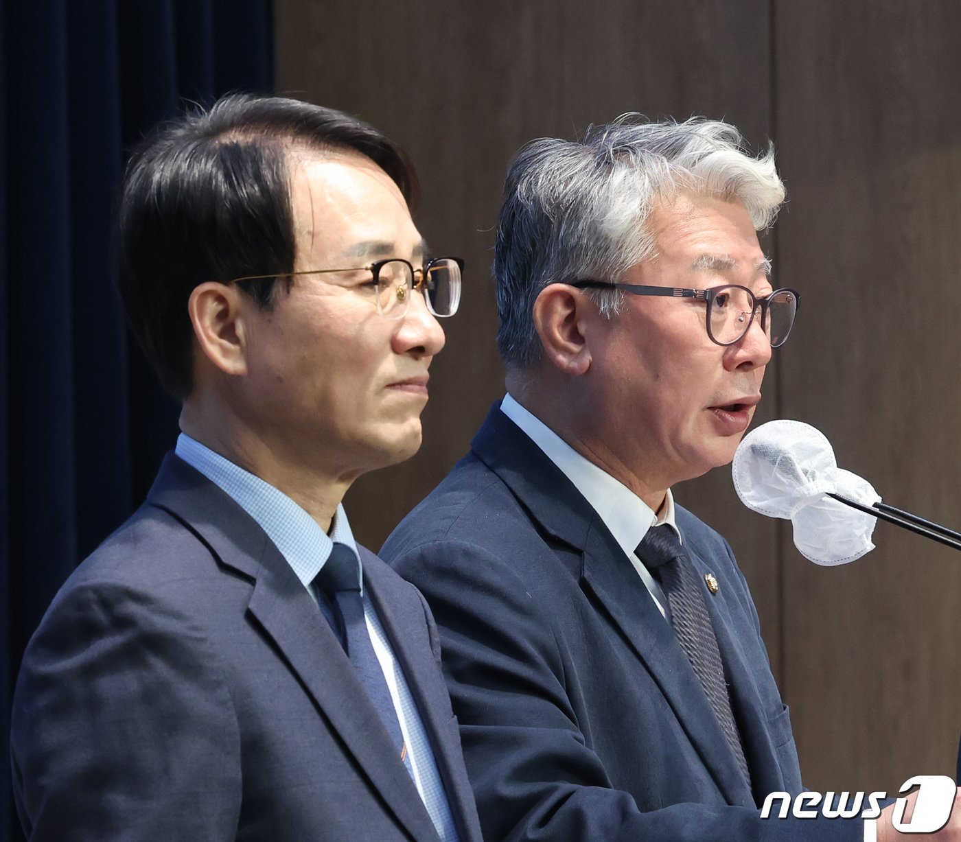 본문 이미지 - 더불어민주당 탈당파인 '원칙과상식'의 조응천·이원욱 의원이 6일 서울 여의도 국회 소통관에서 제3지대 대통합을 위한 '통합공천관리위원회' 구성을 제안 기자회견을 하고 있다. 2024.2.6/뉴스1 ⓒ News1 송원영 기자