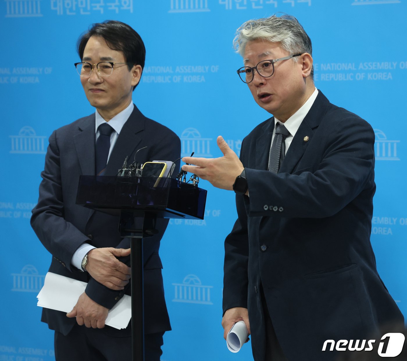 본문 이미지 - 더불어민주당 탈당파인 '원칙과상식'의 조응천·이원욱 의원이 6일 서울 여의도 국회 소통관에서 제3지대 대통합을 위한 '통합공천관리위원회' 구성을 제안하는 기자회견을 마치고 취재진의 질문을 받고 있다. 2024.2.6/뉴스1 ⓒ News1 송원영 기자