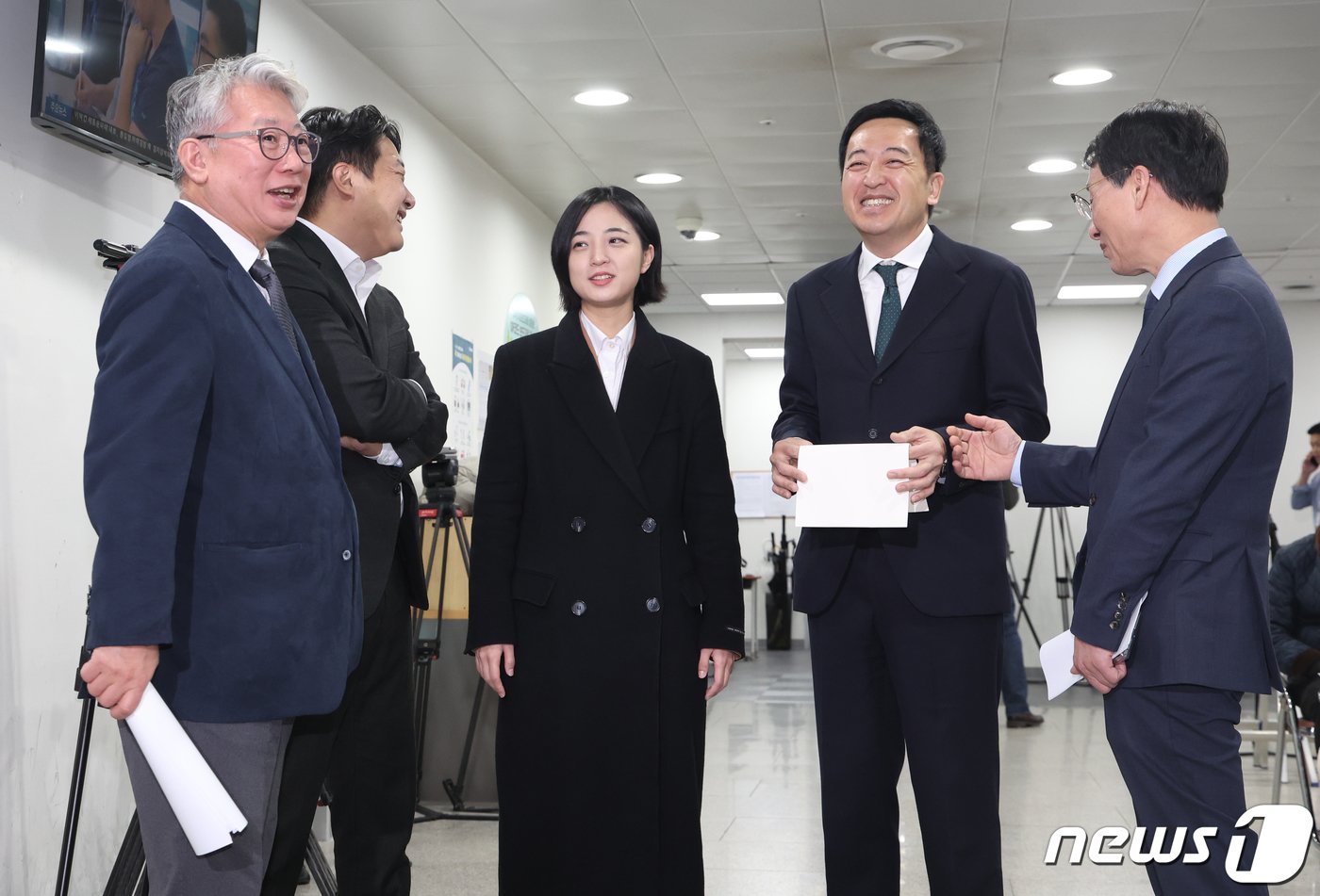 본문 이미지 - '원칙과상식'의 조응천·이원욱 의원과 새로운선택 금태섭·조성주, 류호정 전 의원이 6일 오전 서울 여의도 국회 소통관에서 '제3지대 통합을 위한 공천방안 제안' 및 총선 출마 기자회견을 앞두고 대화를 하고 있다. 2024.2.6/뉴스1 ⓒ News1 송원영 기자