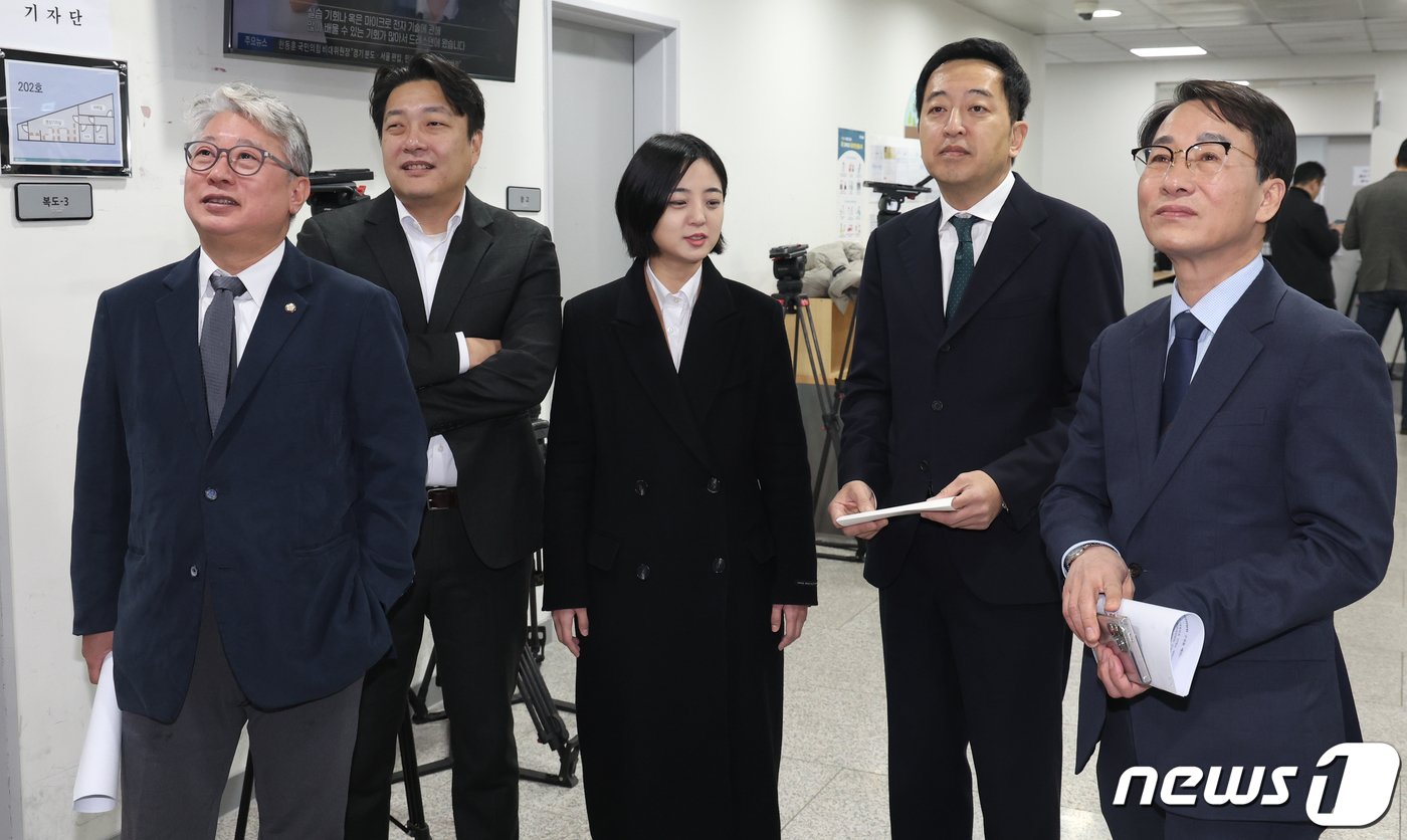 본문 이미지 - '원칙과상식'의 조응천·이원욱 의원과 새로운선택 금태섭·조성주, 류호정 전 의원이 6일 오전 서울 여의도 국회 소통관에서 '제3지대 통합을 위한 공천방안 제안' 및 총선 출마 기자회견을 앞두고 대화를 하고 있다. 2024.2.6/뉴스1 ⓒ News1 송원영 기자