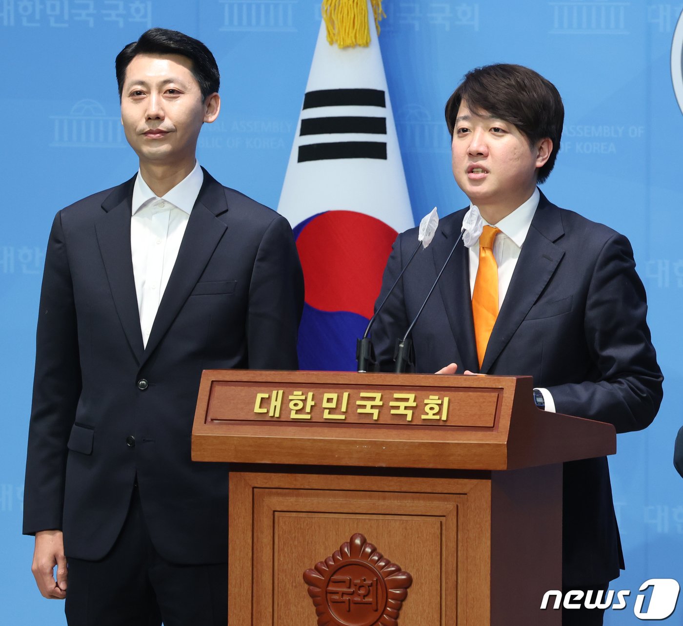 본문 이미지 - 이준석 개혁신당 대표가 6일 오전 서울 여의도 국회 소통관에서 이태한 전 세종시의회 의장의 개혁신당 합류 관련 기자회견을 하고 있다. 2024.2.6/뉴스1 ⓒ News1 송원영 기자