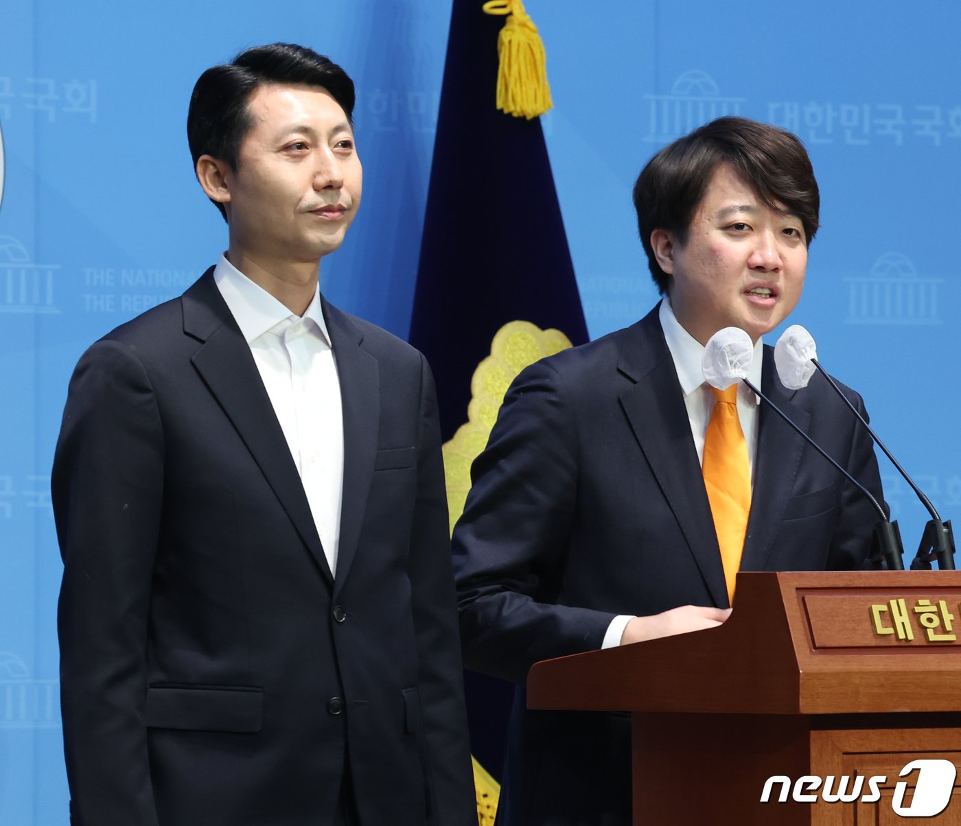 본문 이미지 - 이준석 개혁신당 대표가 6일 오전 서울 여의도 국회 소통관에서 이태한 전 세종시의회 의장의 개혁신당 합류 관련 기자회견을 하고 있다. 2024.2.6/뉴스1 ⓒ News1 송원영 기자