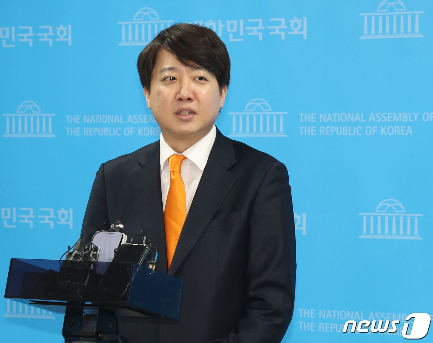 본문 이미지 - 이준석 개혁신당 대표가 6일 오전 서울 여의도 국회 소통관에서 이태한 전 세종시의회 의장의 개혁신당 합류 관련 기자회견을 마치고 취재진의 질문을 받고 있다. 2024.2.6/뉴스1 ⓒ News1 송원영 기자