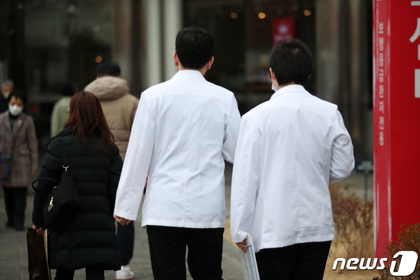 본문 이미지 - 2025학년도 의대 증원규모 발표가 임박한 6일 서울의 한 대학병원에서 의료진이 발걸음을 옮기고 있다. 정부는 이날 오후 열릴 보건의료정책심의위원회&#40;보정심&#41;에서 지난 1일 발표한 필수의료 정책 패키지를 심의 의결하고, 당시 수사적 선언에 그쳤던 &#39;의대생 증원&#39;의 구체적 규모를 확정지을 것으로 알려졌다. 한편 대한의사협회는 이날 오전 긴급 기자회견을 열고 의대정원 확정 발표시 총파업에 돌입하겠다는 뜻을 밝혔다. 2024.2.6/뉴스1 ⓒ News1 이승배 기자