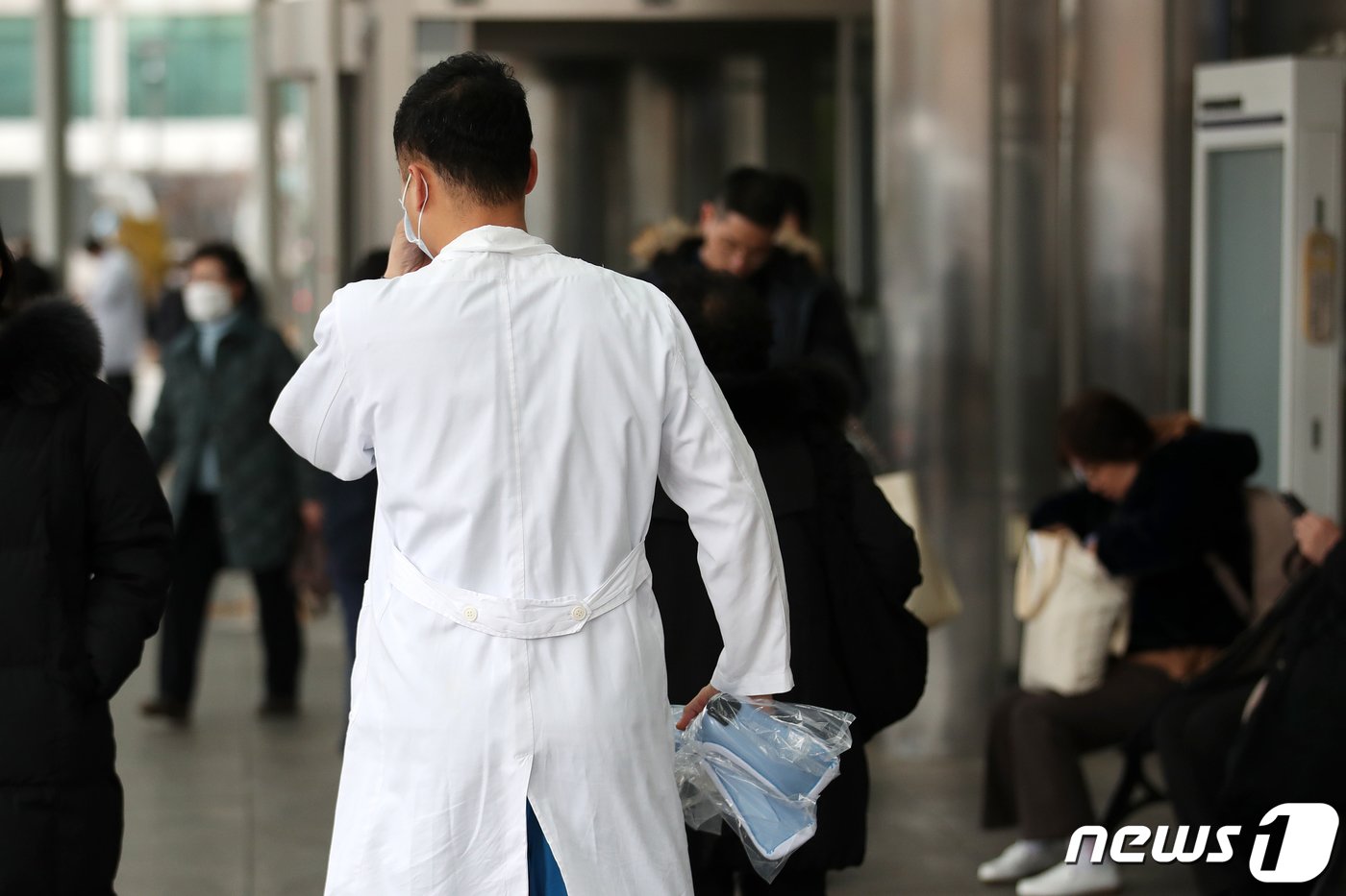 본문 이미지 - 2025학년도 의대 증원규모 발표가 임박한 6일 서울의 한 대학병원에서 의료진이 발걸음을 옮기고 있다. 정부는 이날 오후 열릴 보건의료정책심의위원회&#40;보정심&#41;에서 지난 1일 발표한 필수의료 정책 패키지를 심의 의결하고, 당시 수사적 선언에 그쳤던 &#39;의대생 증원&#39;의 구체적 규모를 확정지을 것으로 알려졌다. 한편 대한의사협회는 이날 오전 긴급 기자회견을 열고 의대정원 확정 발표시 총파업에 돌입하겠다는 뜻을 밝혔다. 2024.2.6/뉴스1 ⓒ News1 이승배 기자