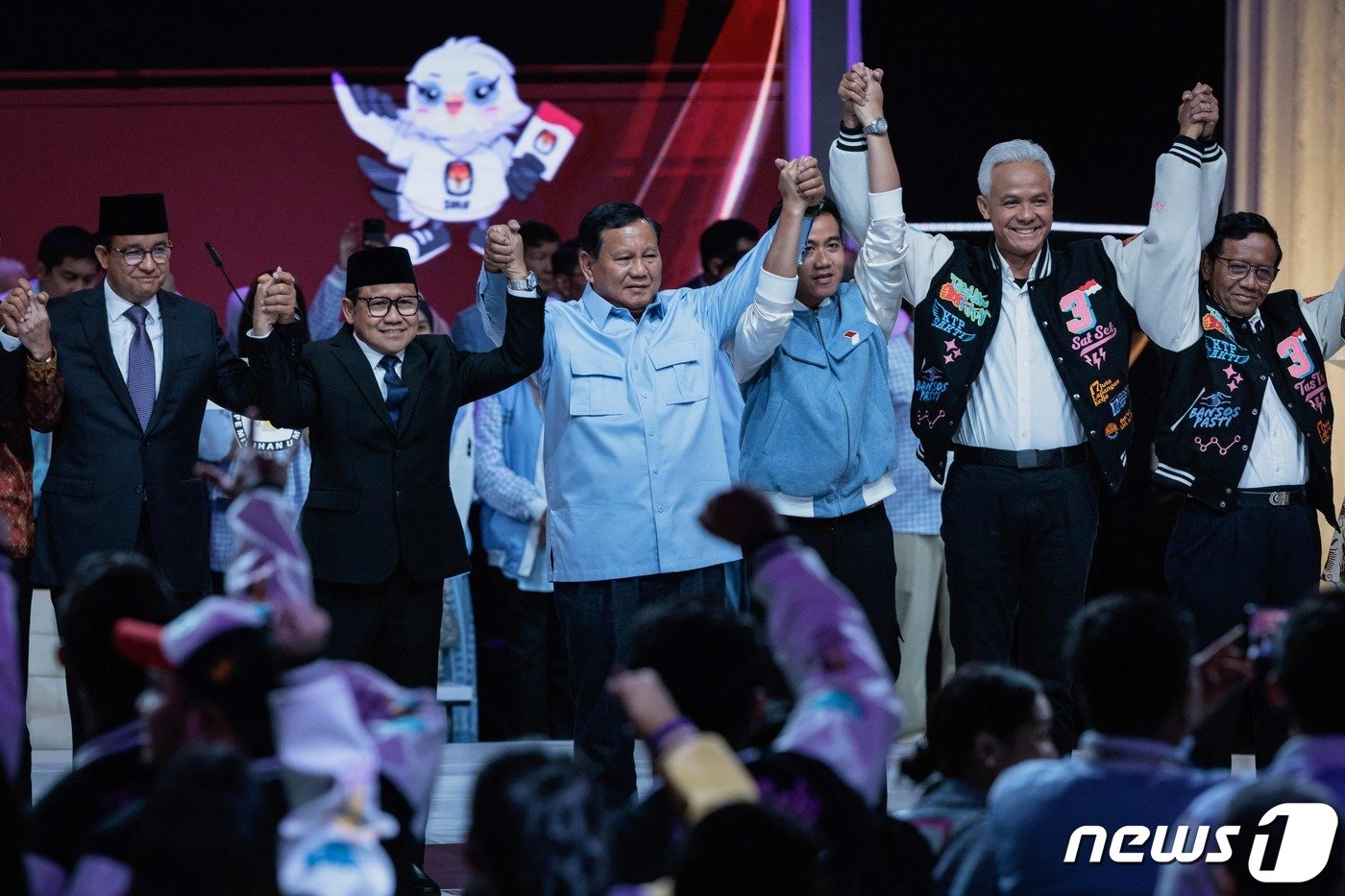 본문 이미지 - 5일(현지시간) 인도네시아 대통령 선거에 출마하는 후보들이 오는 14일 선거를 앞두고 마지막 TV 토론회에 나섰다. 사진은 1위 주자 프라보워 수비안토(가운데) 국방장관와 2위 자리를 두고 경쟁하는 간자르 프라노워(오른쪽 두번째) 전 중부자바 주지사와 아니에스 바스웨단(왼쪽 첫번째) 전 자카라트 주지사가 토론회에서 같이 인사하는 모습. 2024.02.05/ ⓒ AFP=뉴스1 ⓒ News1 박재하 기자