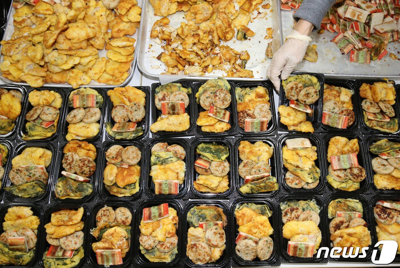 본문 이미지 - 6일 대전 동구 정다운어르신복지관에서 열린 설 명절 나눔 행사에 참가자들이 어르신에게 전달할 음식을 포장하고 있다. 2024.2.6/뉴스1 ⓒ News1 김기태 기자