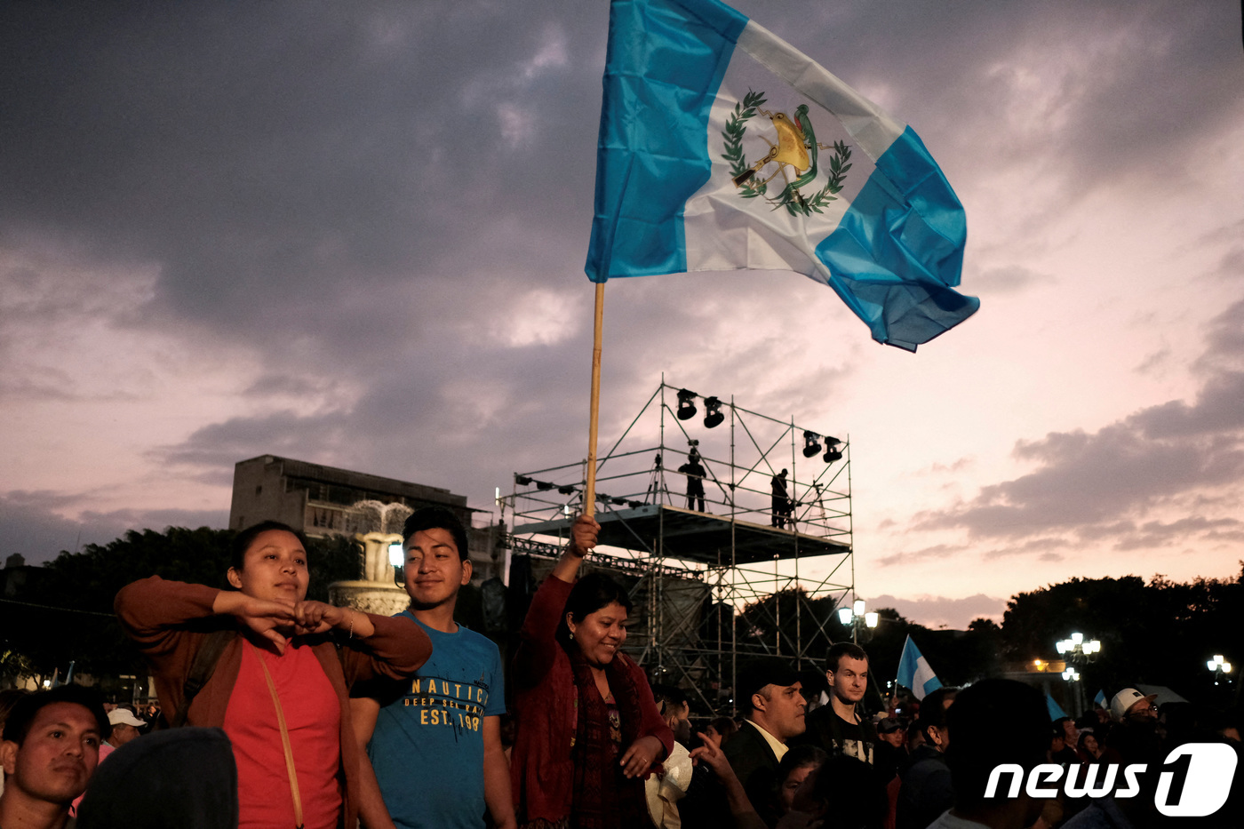 (로이터=뉴스1) 정윤영 기자 = 베르나르도 아레발로 대통령 당선인의 지지자들이 취임식 날 과테말라시티의 헌법 광장에 모여 있는 가운데, 과테말라 국기가 펄럭이고 있는 모습. 20 …