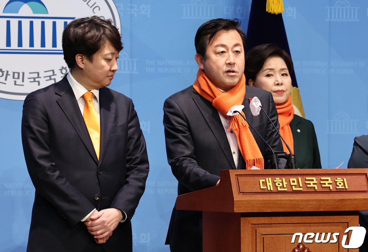 본문 이미지 - 개혁신당 이준석 대표(왼쪽부터)와 김용남 정책위의장, 양향자 원내대표가 6일 오후 서울 여의도 국회 소통관에서 '파탄주의와 징벌적 위자료 제도 도입' 기자회견을 하고 있다. 2024.2.6/뉴스1 ⓒ News1 구윤성 기자