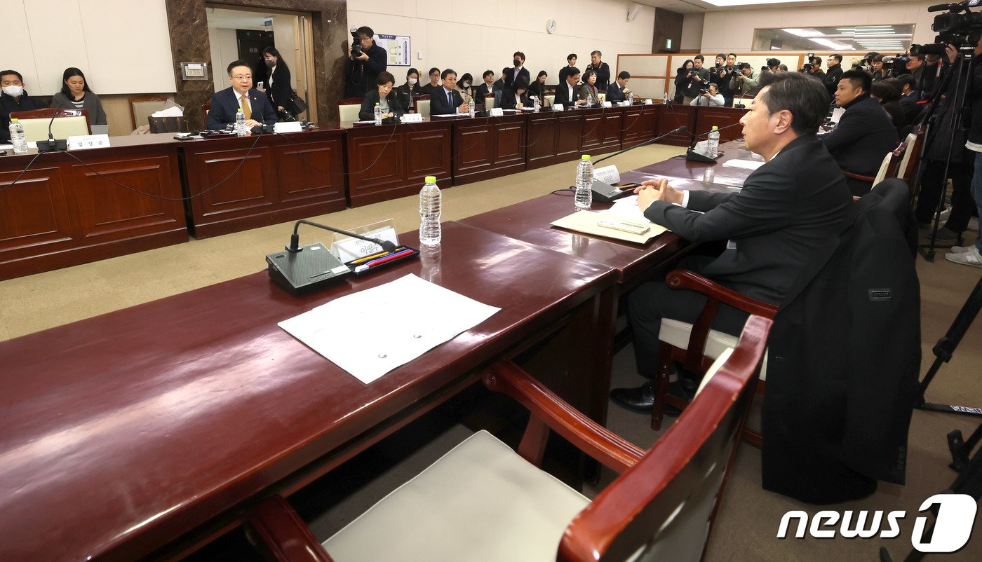 본문 이미지 - 조규홍 보건복지부 장관이 6일 서울 종로구 정부서울청사에서 열린 2024년 제1차 보건 의료정책심의위원회에 참석해 의대 정원 확대와 관련한 발언을 하고 있는 가운데 이필수 대한의사협회장의 자리가 비어 있다. 이날 열린 보건 의료정책심의위에서는 의과대학 정원 확대 규모를 결정한다. &#40;공동취재&#41; 2024.2.6/뉴스1 ⓒ News1 박지혜 기자