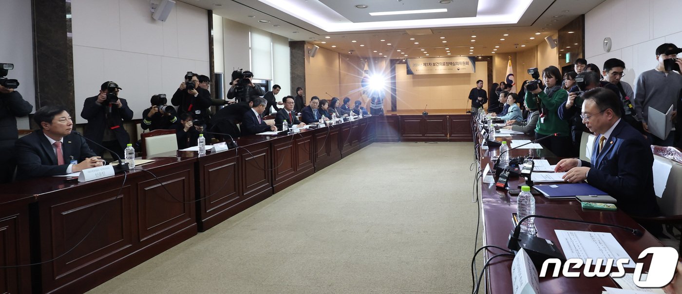 본문 이미지 - 조규홍 보건복지부 장관이 6일 서울 종로구 정부서울청사에서 열린 2024년 제1차 보건의료정책심의위원회에서 모두 발언을 마친 뒤 자료를 살펴보고 있다. 이 회의에 이필수 대한의사협회장은 불참해 자리가 비어 있다. 2024.2.6/뉴스1 ⓒ News1 박지혜 기자