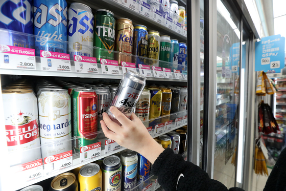 "폭염에 맥주가 동났다"…GS25, 발주 제한 '카스 라이트' 다음주 재입고