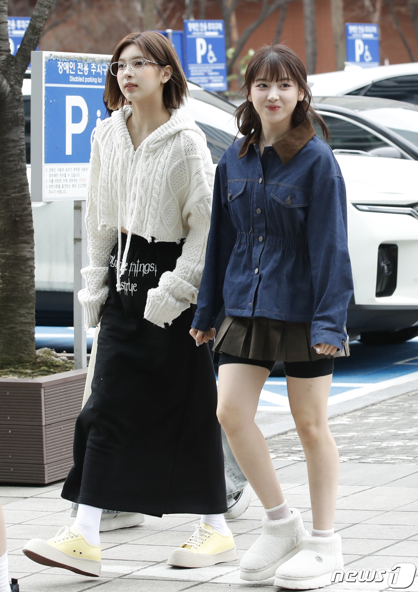 (서울=뉴스1) 권현진 기자 = 엔믹스 배이와 지우(오른쪽)가 라디오 ‘두시탈출 컬투쇼’를 위해 6일 오후 서울 양천구 목동 SBS방송국에 도착해 인사를 하고 있다. 2024.2. …