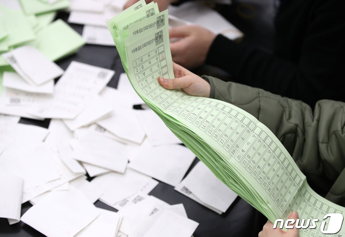 본문 이미지 - 6일 오후 대구 북구 엑스코에서 열린 '제22대 국회의원선거 개표 최적화 특별교육'에 참여한 대구시선거관리위원회와 구·군 선관위 관계자들이 수작업 개표 등 모의개표 실습을 하고 있다. 2024.2.6/뉴스1 ⓒ News1 공정식 기자