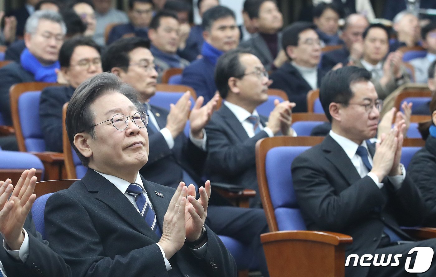 본문 이미지 - 이재명 더불어민주당 대표 및 의원들이 6일 오후 서울 여의도 국회에서 열린 의원총회에서 박수를 치고 있다. 2024.2.6/뉴스1 ⓒ News1 임세영 기자