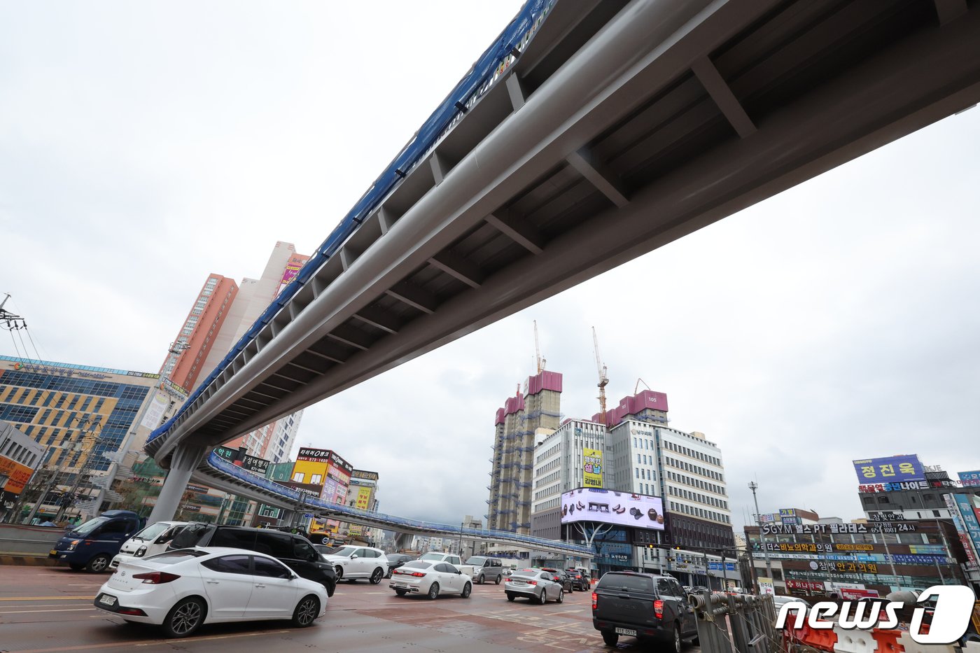 광주 남구 백운광장 일대와 푸른길 공원 산책로를 잇는 공중 보행로 ‘푸른길 브릿지’가 6일 임시 개통했다. 이 육교는 길이 351m, 폭이 최대 7m로 4월말 완공을 목표로 한다. 2024.2.6/뉴스1 ⓒ News1 김태성 기자