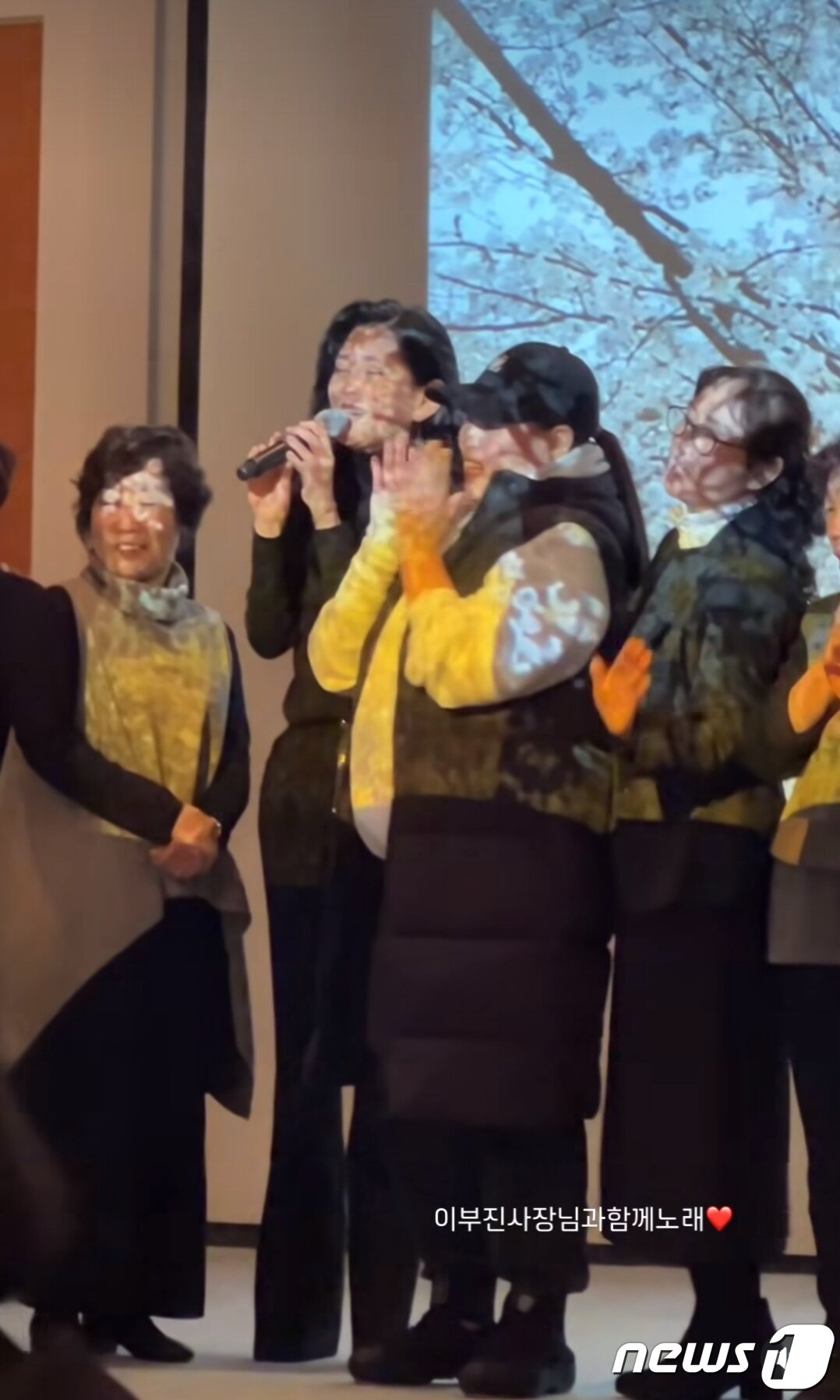 본문 이미지 - 이부진 호텔신라 사장(왼쪽 두번째)이 3일 제주신라호텔에서 열린 '맛있는 제주만들기' 10주년 기념행사에서 참석자들과 함께 '사랑으로'를 부르고 있다.(맛제주 9호점 해성도뚜리 김자인 대표 자녀 SNS 캡처).