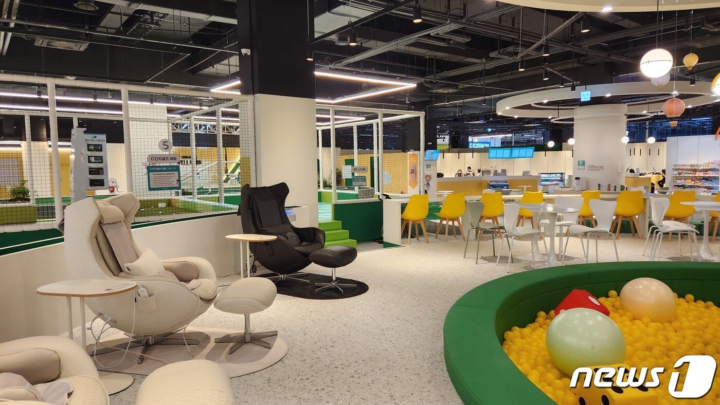 본문 이미지 - 세라젬 '웰파크' 베이비존. 부모는 안마의자를 체험하며 볼풀장에서 아이들이 노는 모습을 구경할 수 있다. ⓒ뉴스1 김예원 기자