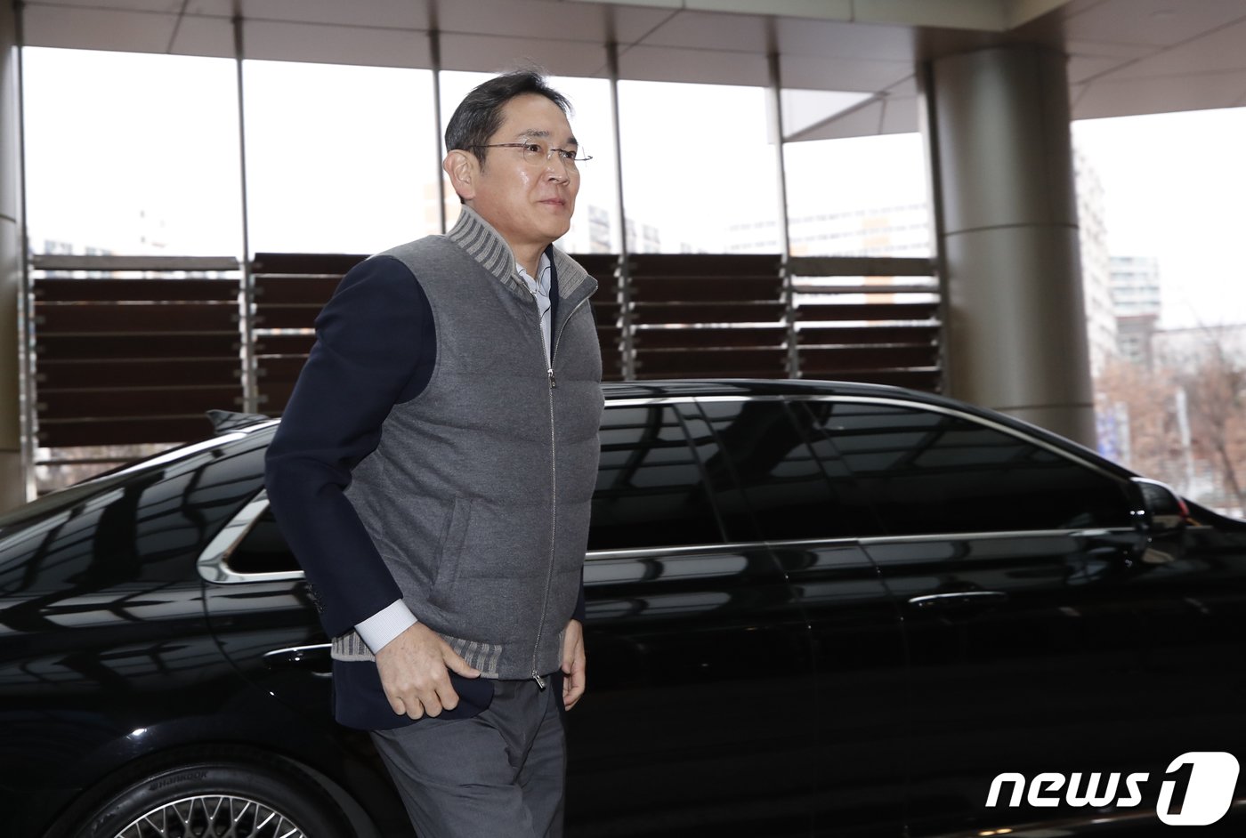 본문 이미지 - 이재용 삼성전자 회장이 6일 오후 김포국제공항을 통해 UAE 수도 아부다비로 출국하고 있다. 2024.2.6/뉴스1 ⓒ News1 권현진 기자