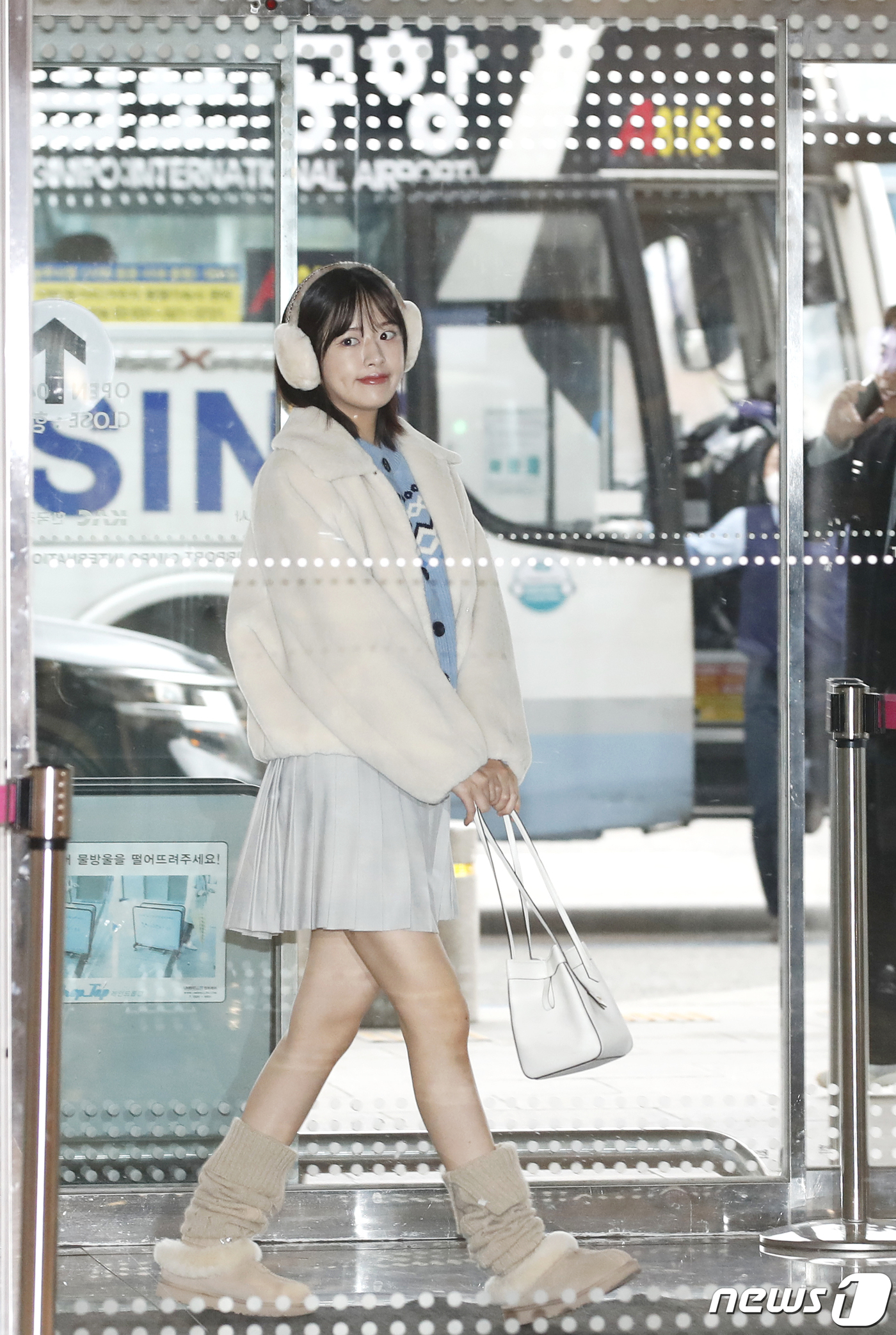 (김포공항=뉴스1) 권현진 기자 = 아이브 안유진이 해외 일정을 위해 6일 김포국제공항에 도착해 일본 오사카로 출국하고 있다. 2024.2.6/뉴스1
