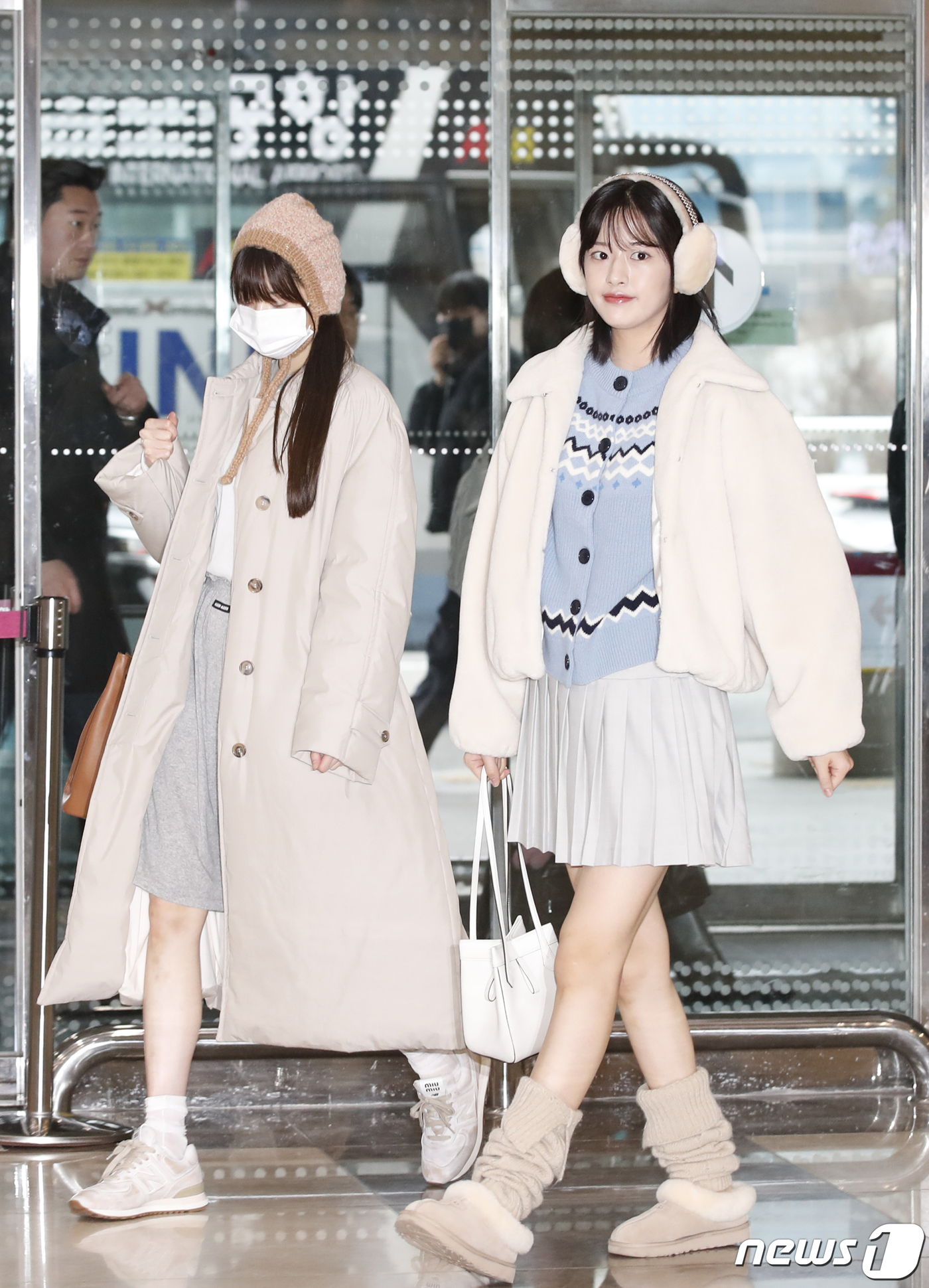(김포공항=뉴스1) 권현진 기자 = 아이브 장원영과 안유진(오른쪽)이 해외 일정을 위해 6일 김포국제공항에 도착해 일본 오사카로 출국하고 있다. 2024.2.6/뉴스1