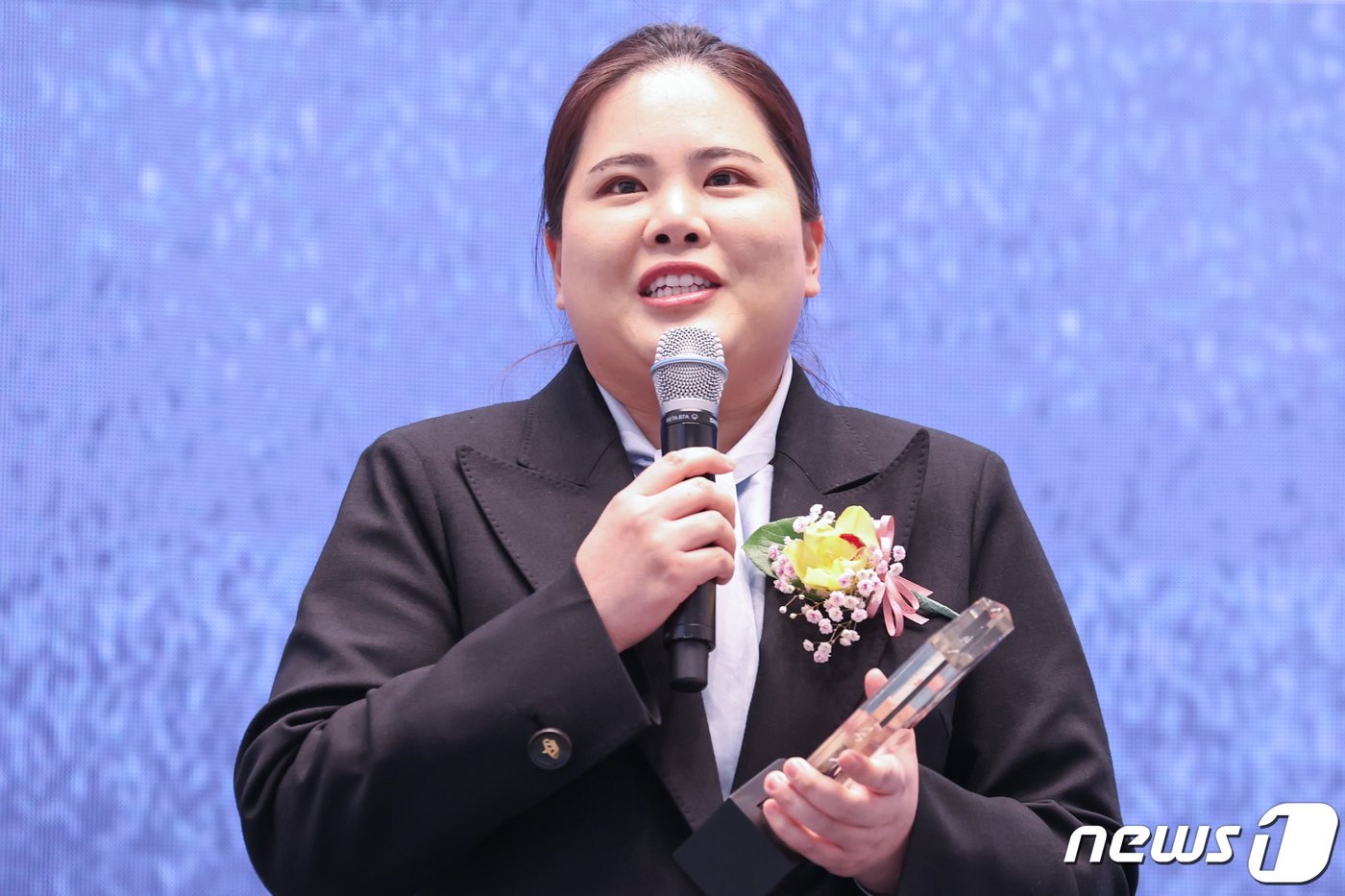 본문 이미지 - 프로골퍼 박인비가 6일 오후 서울 용산구 드래곤시티 그랜드 머큐어 호텔에서 열린 '제34회 윤곡 김운용 대한민국 여성체육대상'에서 특별공로상을 수상한 뒤 소감을 밝히고 있다. '윤곡 김운용 대한민국 여성체육대상'은 고(故) 김운용 IOC 부위원장이 1988년 서울 올림픽의 성공 개최와 한국 여성체육 발전을 위해 1989년 제정한 한국 최초의 여성 스포츠 시상식이다. 2024.2.6/뉴스1 ⓒ News1 민경석 기자