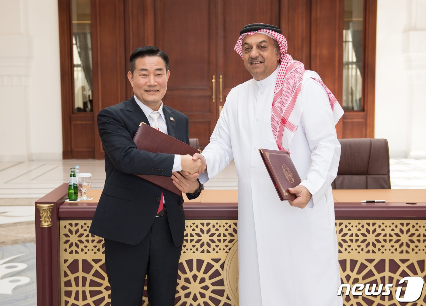 본문 이미지 - 카타르를 공식 방문 중인 신원식 국방부 장관이 6일(현지시각) 카타르 국방부에서 칼리드 빈 모하메드 알 아티야( Khalid bin Mohammed Al Attiyah ) 부총리 겸 국방장관과 '한-카타르 국방협력 공동위원회 양해각서(MOU)'를 체결하고 기념사진을 촬영하고 있다. (국방부 제공) 2024.2.6/뉴스1