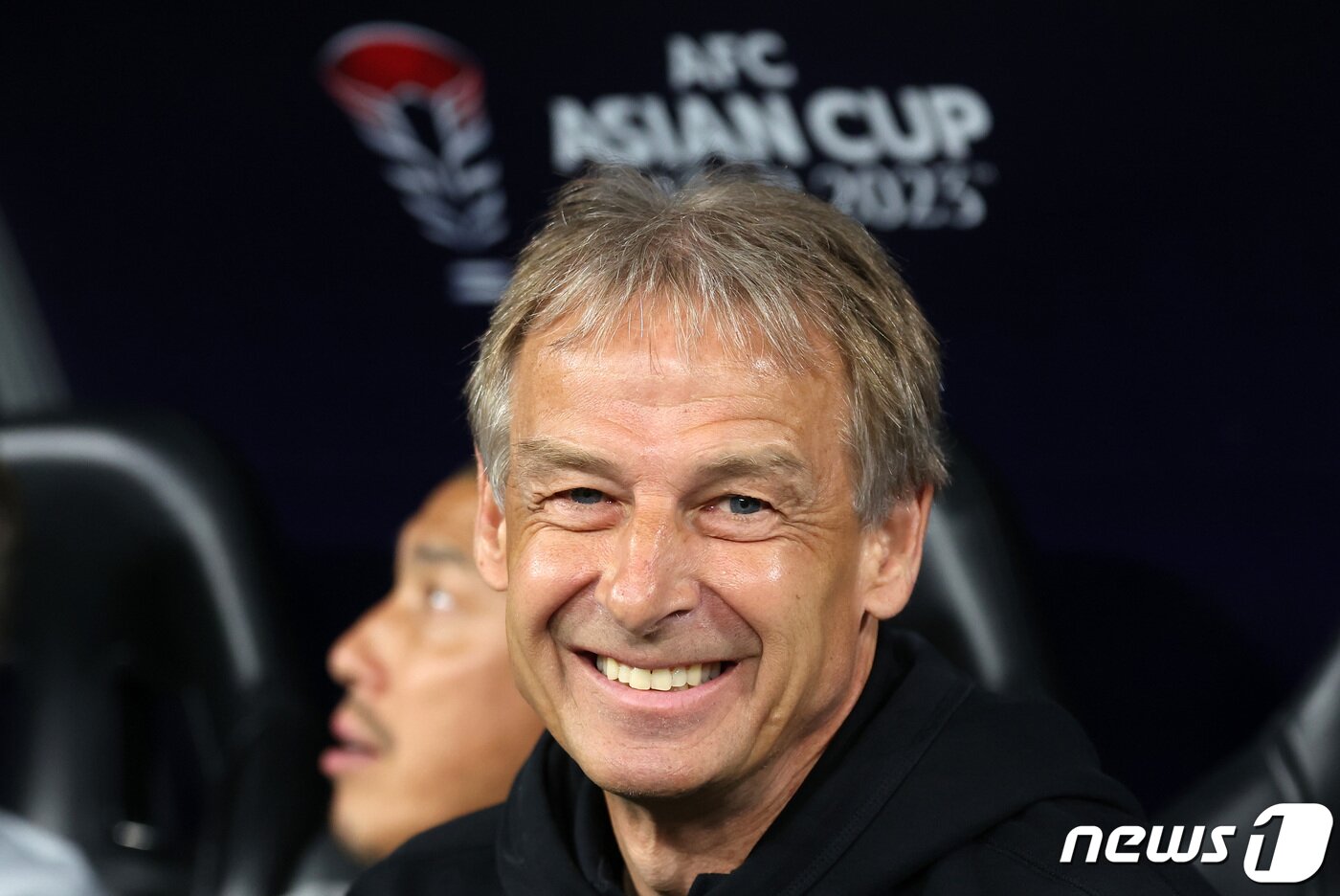 본문 이미지 - 대한민국 위르겐 클린스만 감독이 6일(현지시간) 카타르 알라이얀 아흐메드 빈 알리 스타디움에서 열린 2023 아시아축구연맹(AFC) 카타르 아시안컵 준결승 요르단과 대한민국의 경기에서 피치를 바라보며 미소 짓고 있다. 2024.2.7/뉴스1 ⓒ News1 김성진 기자