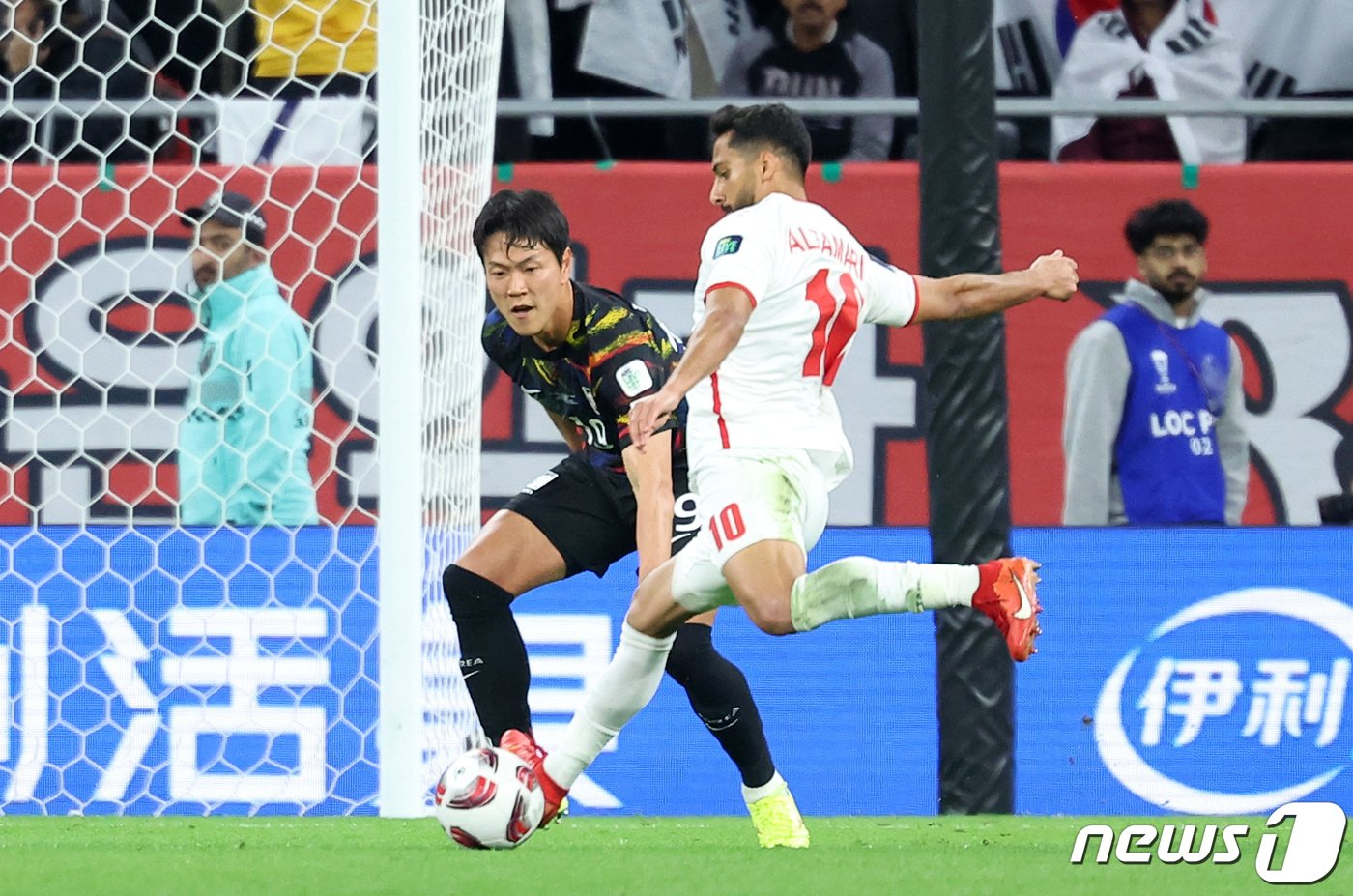 본문 이미지 - 대한민국 김영권이 6일(현지시간) 카타르 알라이얀 아흐메드 빈 알리 스타디움에서 열린 2023 아시아축구연맹(AFC) 카타르 아시안컵 준결승 요르단과 대한민국의 경기에서 요르단 알 타마리를 수비하고 있다. 2024.2.7/뉴스1 ⓒ News1 김성진 기자