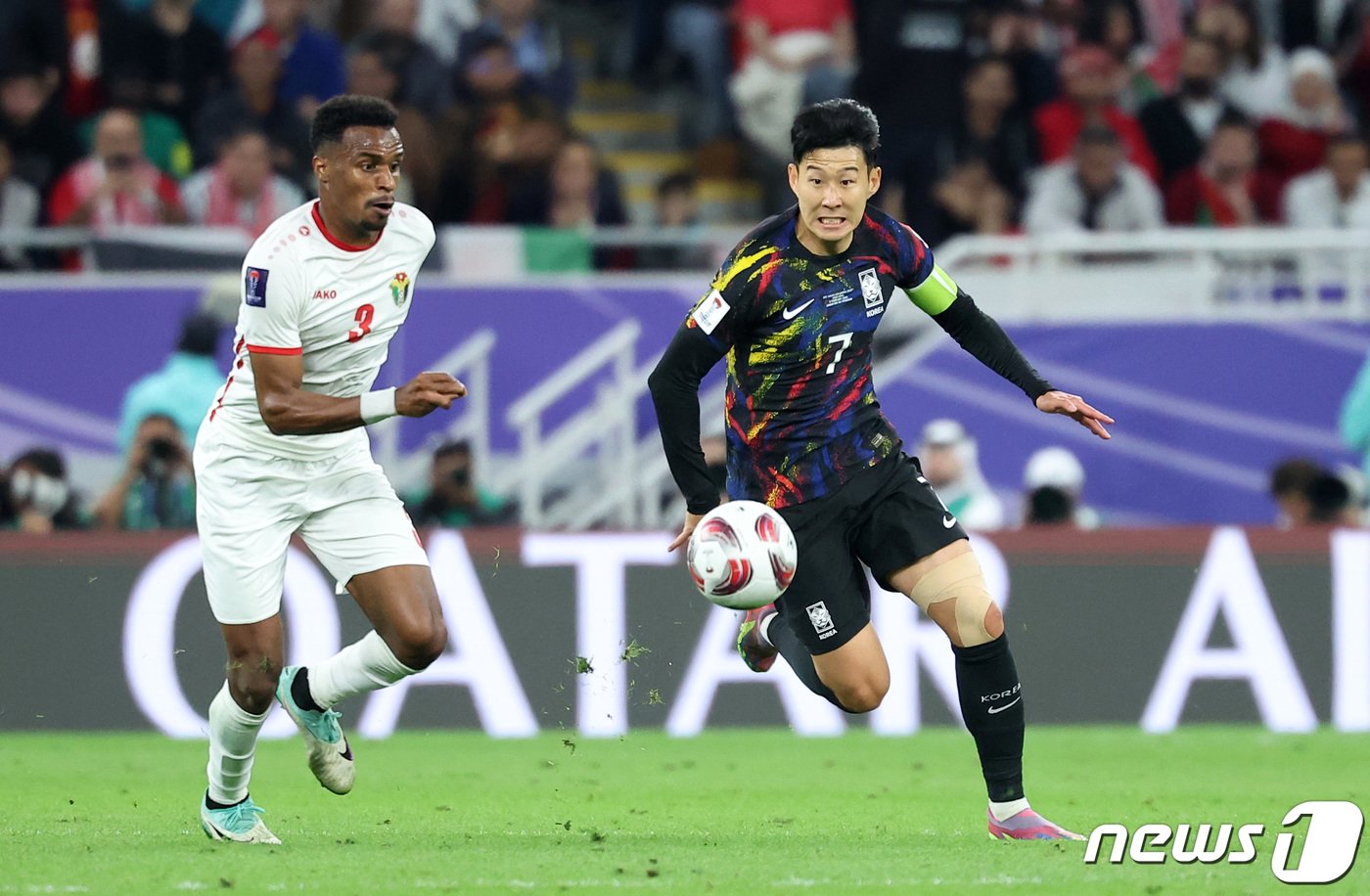 대한민국 손흥민이 6일(현지시간) 카타르 알라이얀 아흐메드 빈 알리 스타디움에서 열린 2023 아시아축구연맹(AFC) 카타르 아시안컵 준결승 요르단과 대한민국의 경기에서 돌파하고 있다. 2024.2.7/뉴스1 ⓒ News1 김성진 기자