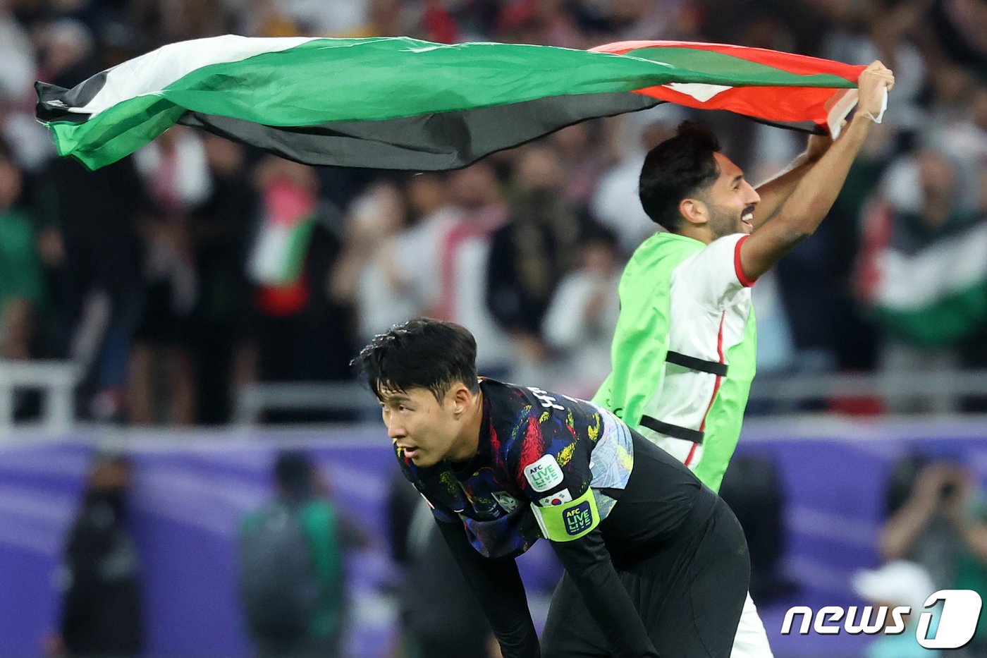 본문 이미지 - 대한민국 축구대표팀 손흥민이 6일(현지시간) 카타르 알라이얀 아흐메드 빈 알리 스타디움에서 열린 2023 아시아축구연맹(AFC) 카타르 아시안컵 준결승 요르단과 대한민국의 경기에서 0-2로 패배하며 결승 진출이 좌절된 후 아쉬워하고 있다. 2024.2.7/뉴스1 ⓒ News1 김성진 기자