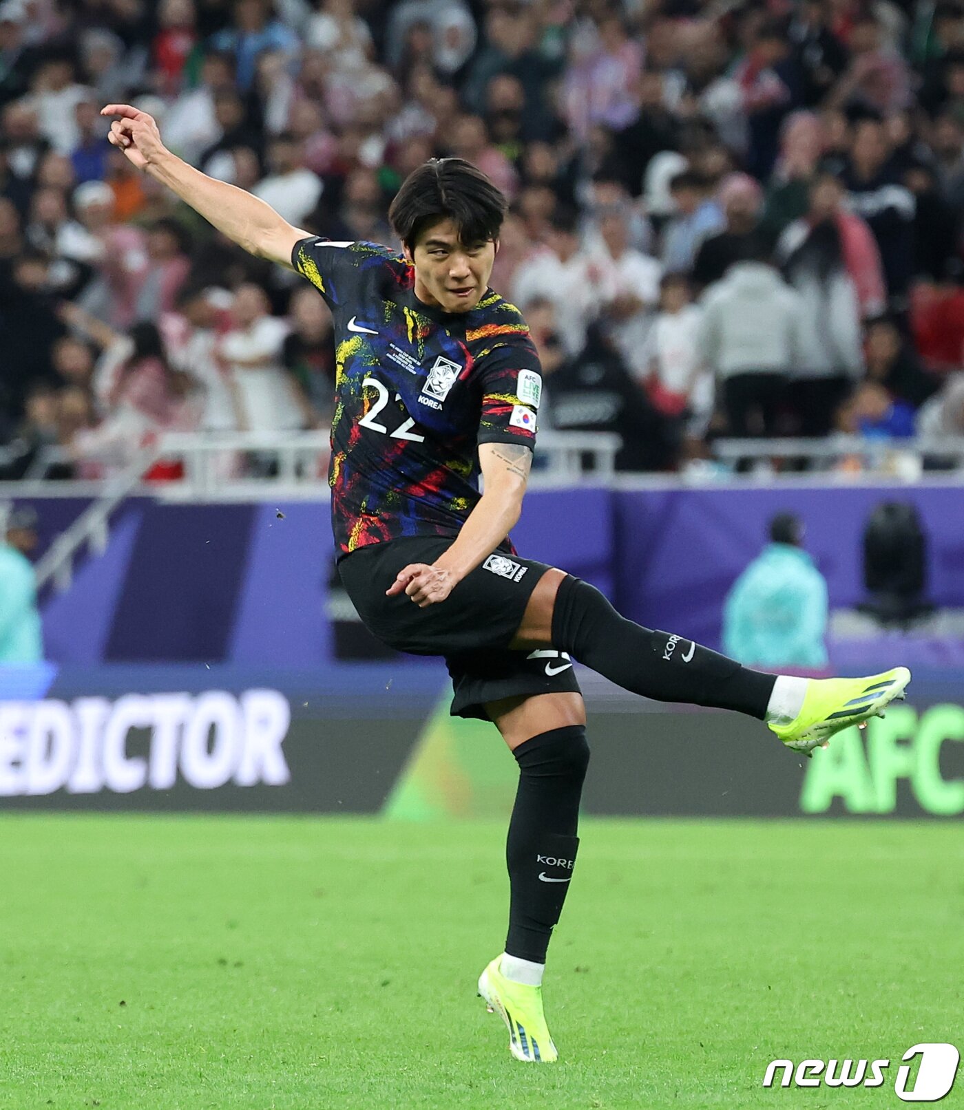본문 이미지 - 대한민국 설영우가 6일&#40;현지시간&#41; 카타르 알라이얀 아흐메드 빈 알리 스타디움에서 열린 2023 아시아축구연맹&#40;AFC&#41; 카타르 아시안컵 준결승 요르단과 대한민국의 경기에서 중거리슛을 시도하고 있다. 2024.2.7/뉴스1 ⓒ News1 김성진 기자