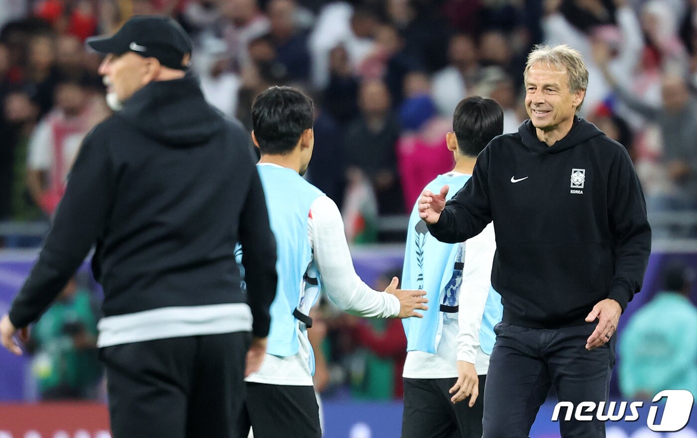 본문 이미지 - 대한민국 위르겐 클린스만 감독이 6일(현지시간) 카타르 알라이얀 아흐메드 빈 알리 스타디움에서 열린 2023 아시아축구연맹(AFC) 카타르 아시안컵 준결승 요르단과 대한민국의 경기에서 0-2로 패배하며 결승 진출이 좌절된 후 미소 지으며 선수들과 인사하고 있다. 2024.2.7/뉴스1 ⓒ News1 김성진 기자