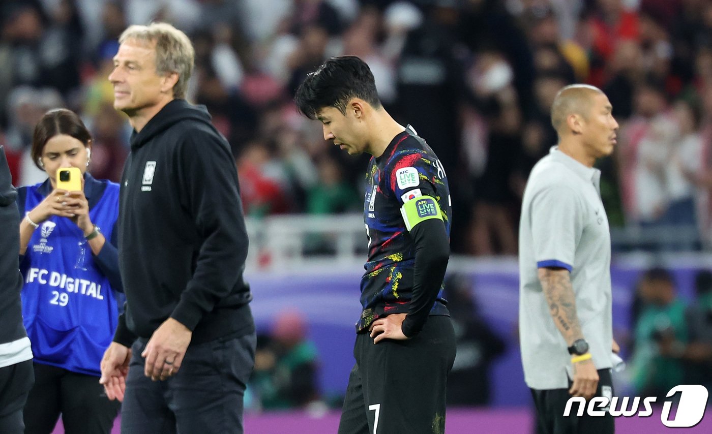 본문 이미지 - 대한민국 손흥민이 6일(현지시간) 카타르 알라이얀 아흐메드 빈 알리 스타디움에서 열린 2023 아시아축구연맹(AFC) 카타르 아시안컵 준결승 요르단과 대한민국의 경기에서 0-2로 패배하며 결승 진출이 좌절된 후 아쉬워하고 있다. 2024.2.7/뉴스1 ⓒ News1 김성진 기자