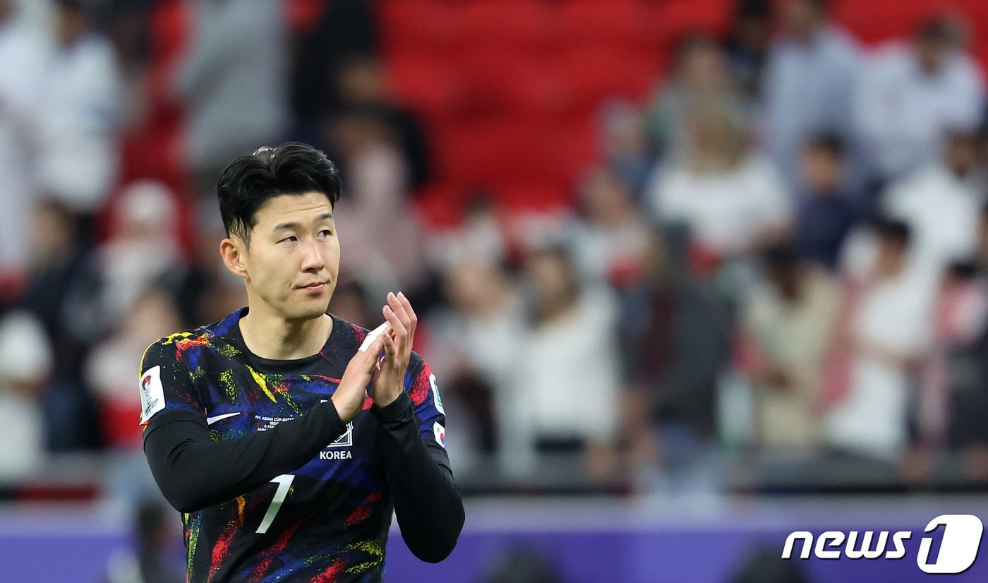 본문 이미지 - 대한민국 이강인이 6일(현지시간) 카타르 알라이얀 아흐메드 빈 알리 스타디움에서 열린 2023 아시아축구연맹(AFC) 카타르 아시안컵 준결승 요르단과 대한민국의 경기에서 0-2로 패배하며 결승 진출이 좌절된 후 관중석을 향해 인사하고 있다. 2024.2.7/뉴스1 ⓒ News1 김성진 기자