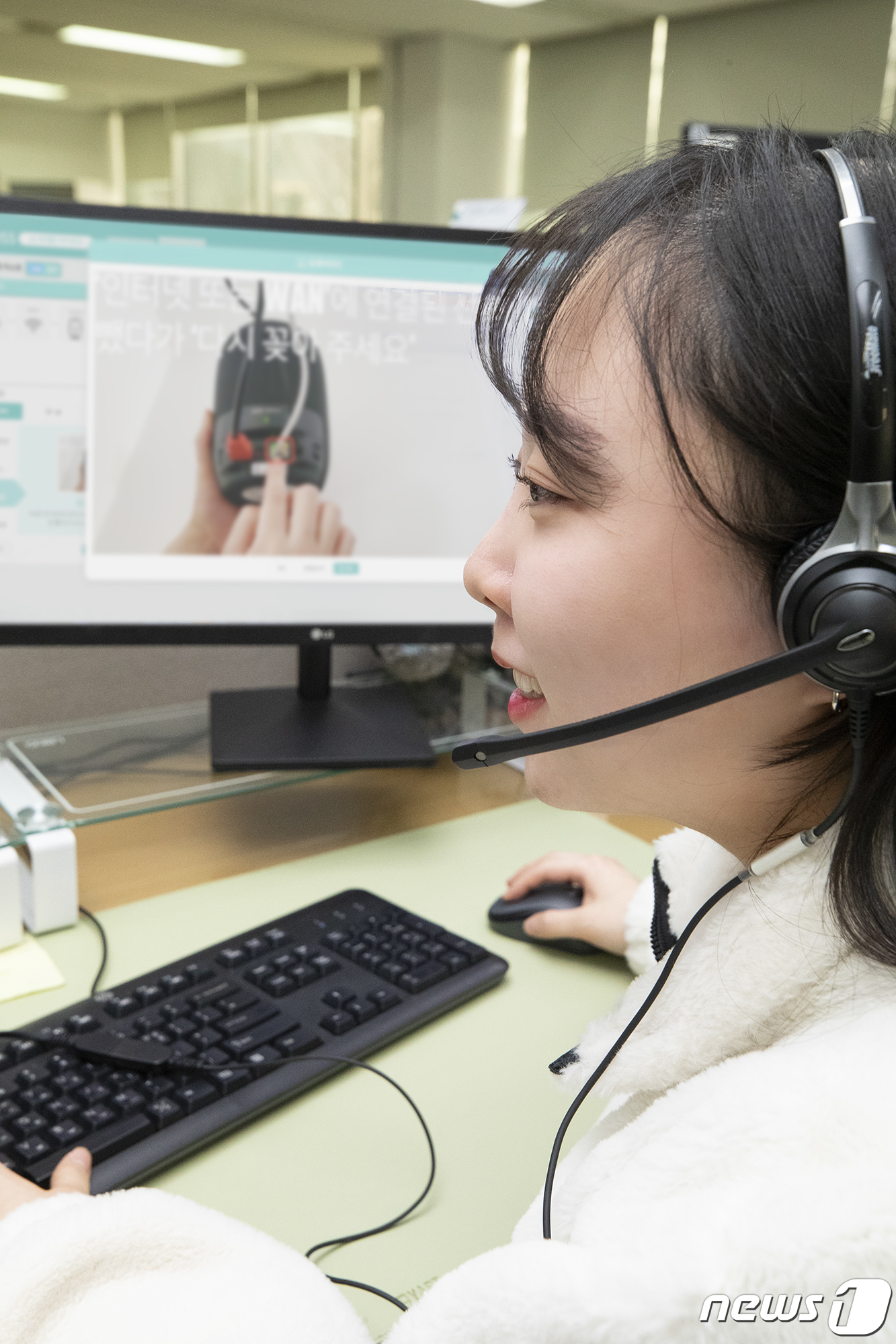 (서울=뉴스1) = KT는 가정 내 통신 서비스 고장 시 인공지능(AI)이 간단한 조치 방법을 추천해주는 'AI 비대면 자가조치 솔루션'을 도입했다고 7일 밝혔다.고객이 가입한 상 …