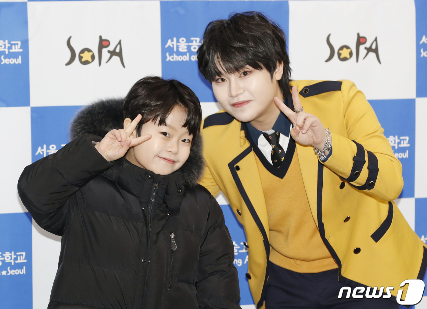 (서울=뉴스1) 권현진 기자 = 트로트 가수 황민호(왼쪽)가 7일 서울 구로구 서울공연예술고등학교에서 열린 ‘2023학년도 제13회 졸업식’에서 이날 졸업하는 친형 황민우를 축하하 …