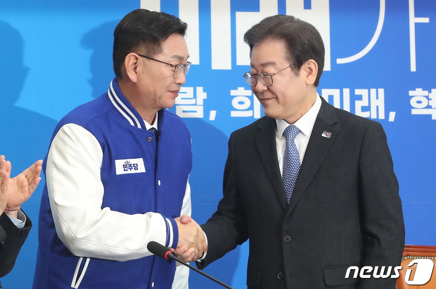 본문 이미지 - 대전 중구청장 재선거 출마가 유력한 김제선 전 세종시교육청 비서실장(왼쪽)이 7일 국회에서 열린 더불어민주당 인재영입식에서 이재명 대표와 악수를 나누고 있다. 2024.2.7 /뉴스1 ⓒNews1 임세영 기자