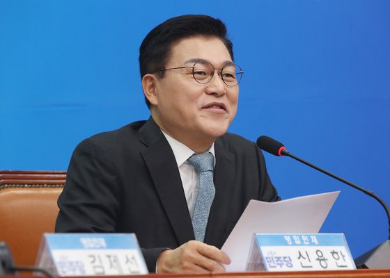 민주, 명태균 보고서 폭로한 신용한 '3호 공익제보자' 검토