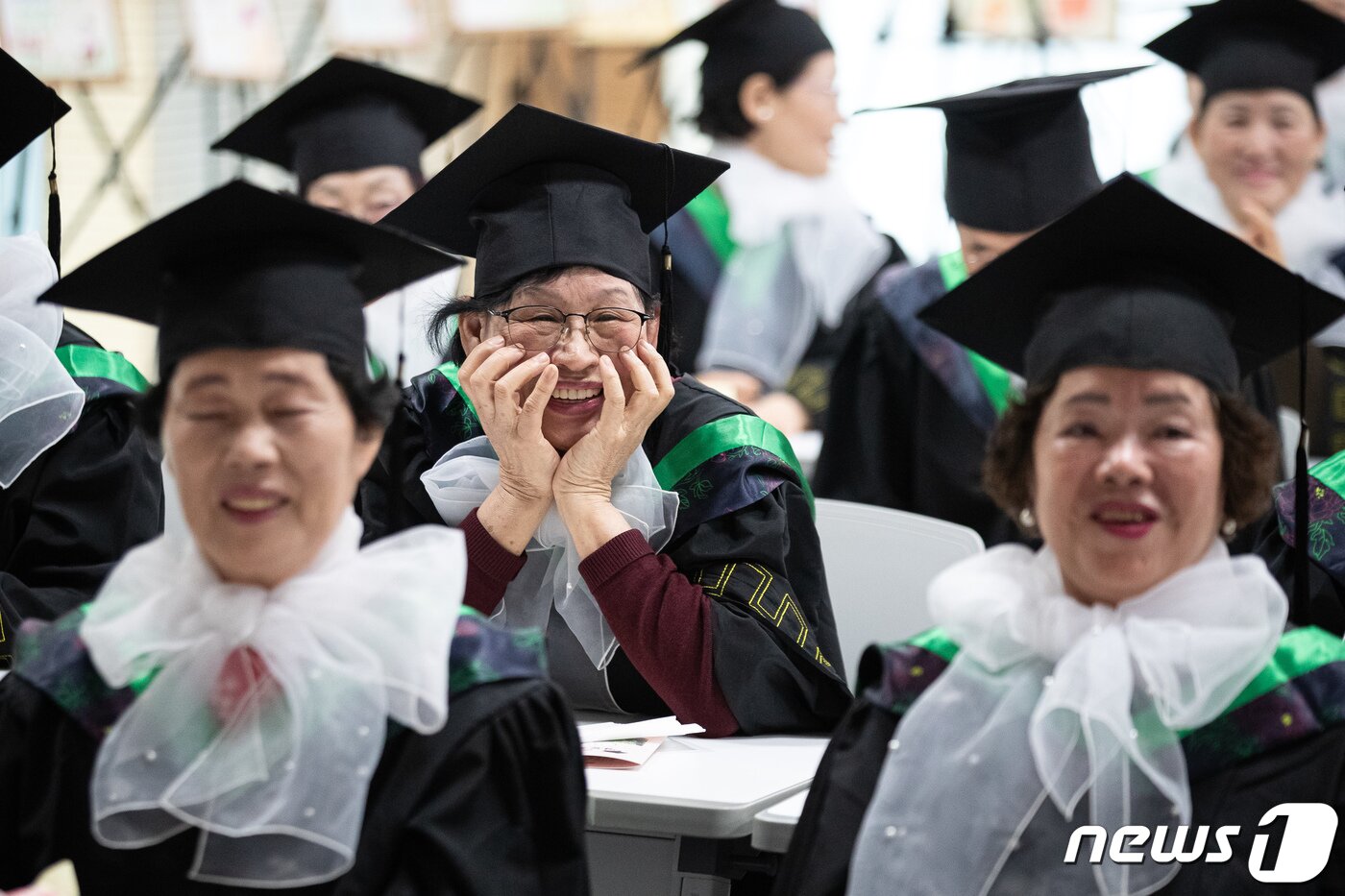본문 이미지 - 7일 서울 영등포구청 별관에서 열린 2023학년도 늘푸름학교 졸업식에서 졸업생 어르신들이 졸업축하 영상을 지켜보며 미소 짓고 있다. 2024.2.7/뉴스1 ⓒ News1 유승관 기자