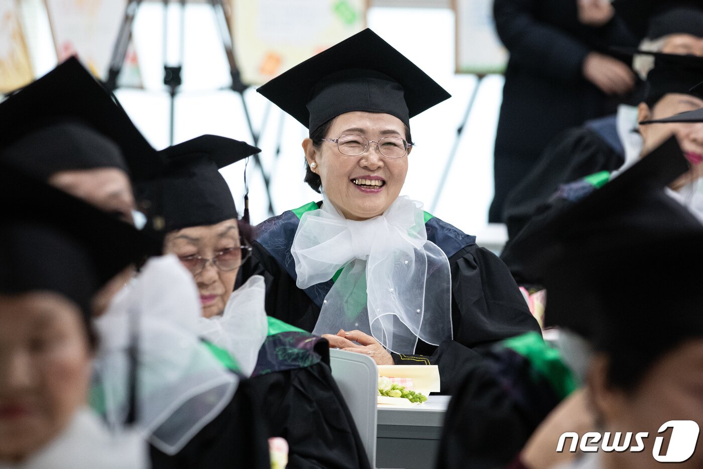 본문 이미지 - 7일 서울 영등포구청 별관에서 열린 2023학년도 늘푸름학교 졸업식에서 졸업생 어르신들이 졸업축하 영상을 지켜보며 미소 짓고 있다. 2024.2.7/뉴스1 ⓒ News1 유승관 기자
