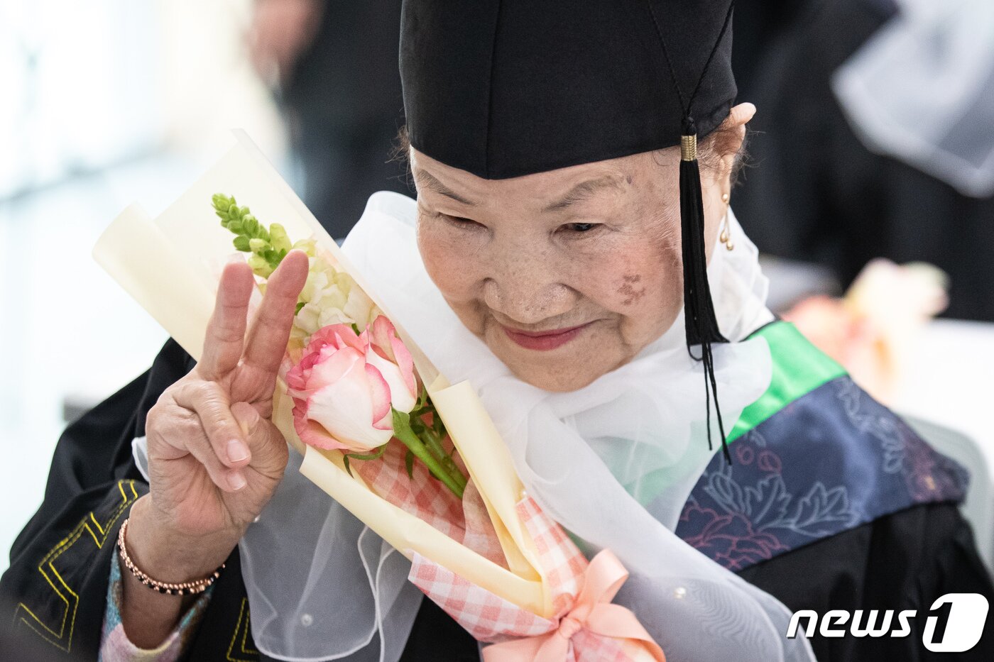 본문 이미지 - 7일 서울 영등포구청 별관에서 열린 2023학년도 늘푸름학교 졸업식에서 한 졸업생 어르신이 카메라를 향해 포즈를 취하고 있다. 2024.2.7/뉴스1 ⓒ News1 유승관 기자
