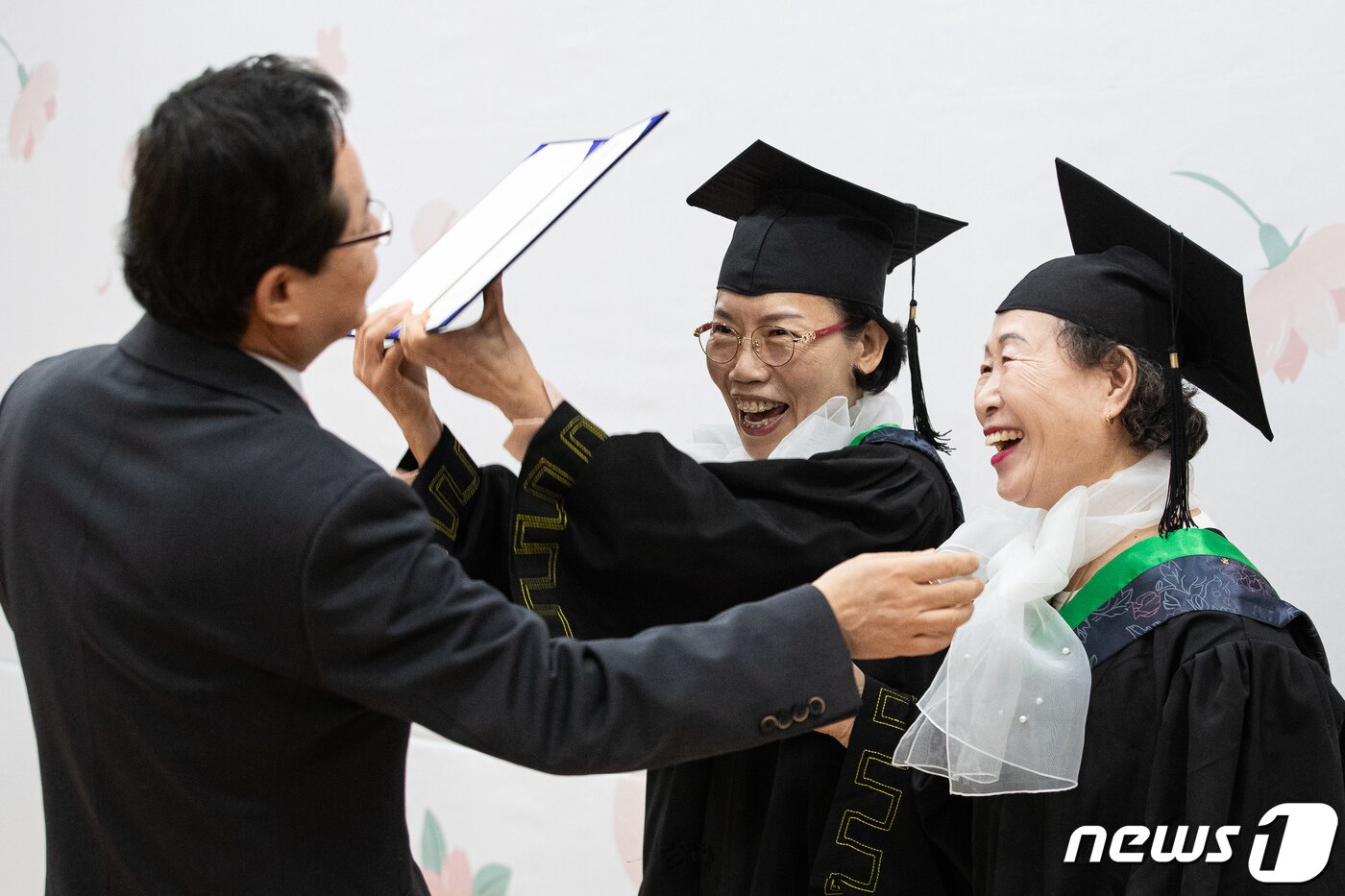 본문 이미지 - 7일 서울 영등포구청 별관에서 열린 2023학년도 늘푸름학교 졸업식에서 졸업생 어르신들이 최호권 교장(영등포구청장)에게 고마움을 표하고 있다.2024.2.7/뉴스1 ⓒ News1 유승관 기자