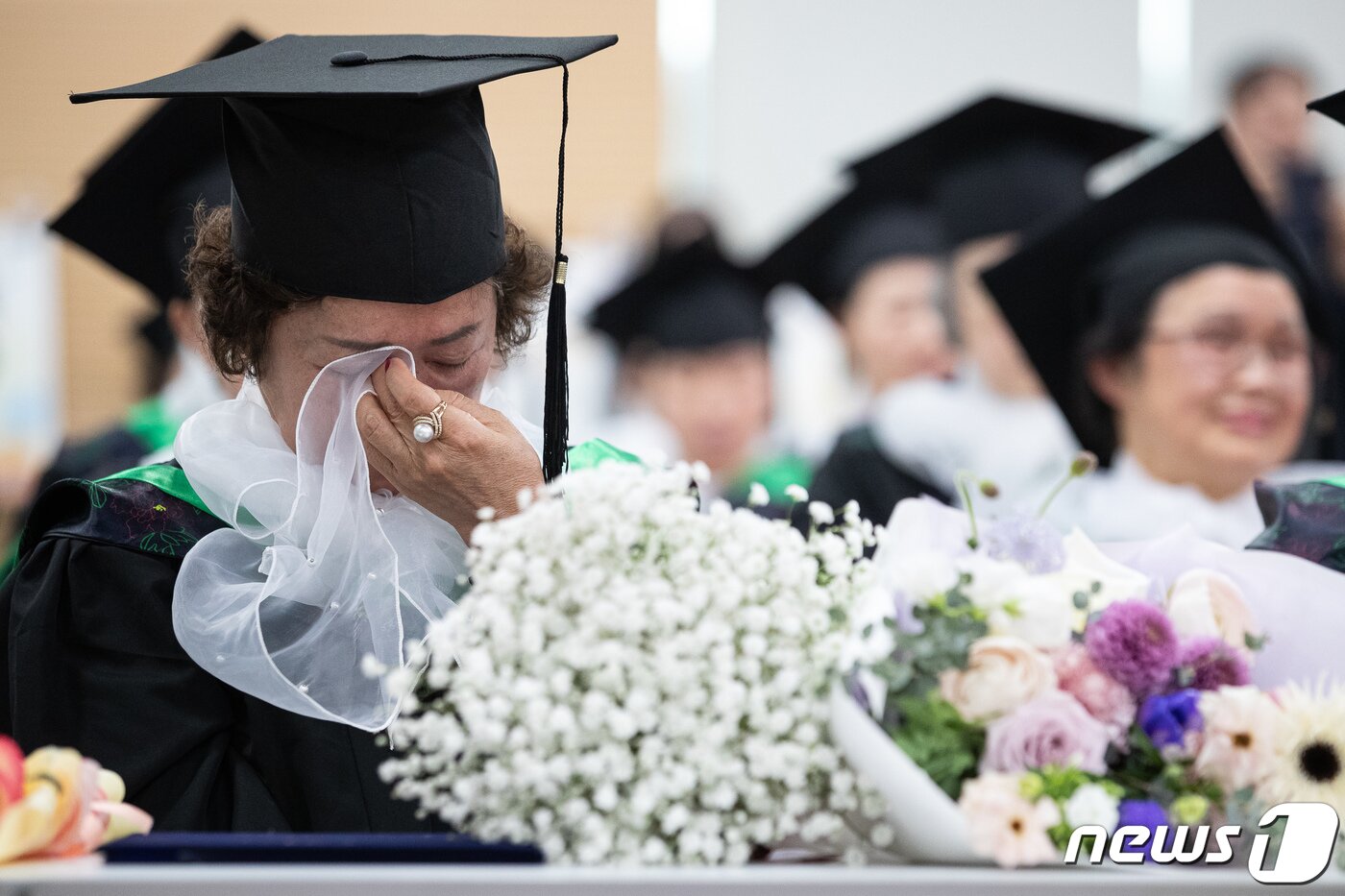 본문 이미지 - 7일 서울 영등포구청 별관에서 열린 2023학년도 늘푸름학교 졸업식에서 한 졸업생 어르신이 눈물을 훔치고 있다. 2024.2.7/뉴스1 ⓒ News1 유승관 기자